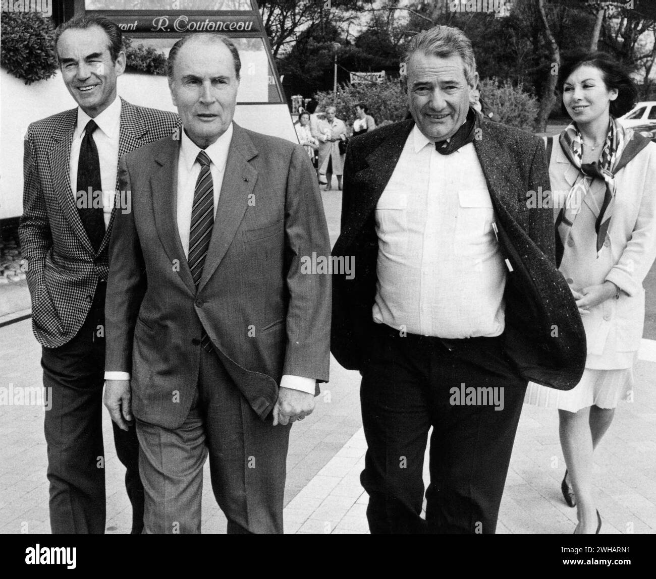 © Couillaud Pascal/sud OUEST/MAXPPP 09/02 Décès de Robert Badinter ARCHIVES FRANCE morte di Robert Badinter, nato il 30 marzo 1928 a Parigi, è un politico, giurista e saggista francese. Professore di diritto privato e avvocato al foro di Parigi, divenne noto al grande pubblico per la sua lotta contro la pena di morte, la cui abolizione sostenne dinanzi al Parlamento nel 1981. FILE 26 SETTEMBRE 1988 ROBERT BADINTER FRANCOIS MITTERRAND ET MICHEL CREPEAU - PASCAL COUILLAUD ( MAIRIE ) CREDITI: MAXPPP/ALAMY LIVE NEWS Foto Stock