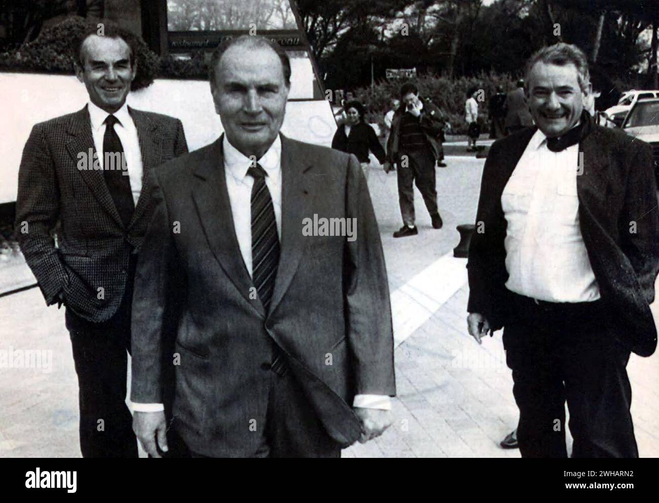 09/02 Décès de Robert Badinter ARCHIVES FRANCE morte di Robert Badinter, nato il 30 marzo 1928 a Parigi, è un politico, giurista e saggista francese. Professore di diritto privato e avvocato al foro di Parigi, divenne noto al grande pubblico per la sua lotta contro la pena di morte, la cui abolizione sostenne dinanzi al Parlamento nel 1981. FILE MICHEL CREPEAU AVEC ROBERT BADINTER ET FRANCOIS MITTERRAND A LA ROCHELLE. - COUILLAUD P. ( X ) © COUILLAUD PASCAL/sud OUEST/MAXPPP credito: MAXPPP/Alamy Live News Foto Stock