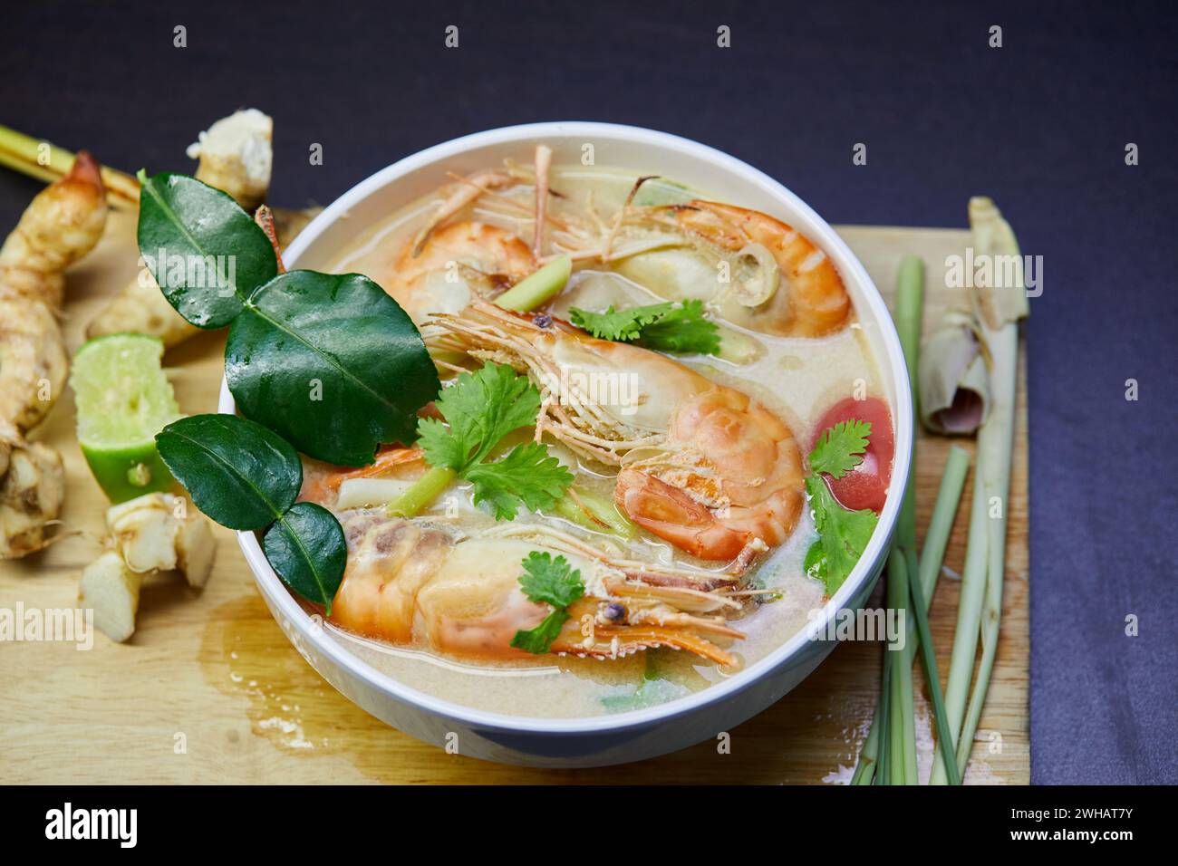 Piccante Tom Yum Goong e aspro cibo tailandese con ingrediente in una ciotola Foto Stock