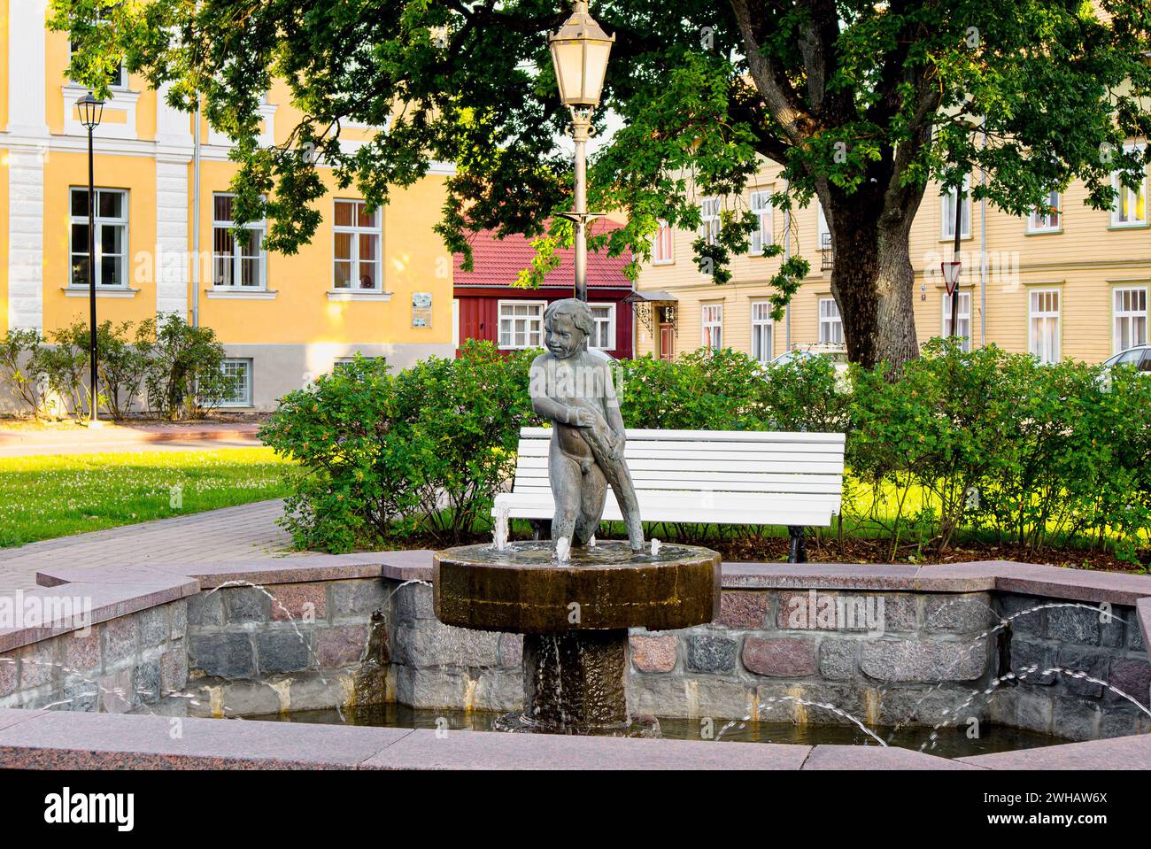 Viljandi, contea di Viljandi, Estonia: Fontana chiamata: Un ragazzo con un pesce (poiss kalaga) nel parco cittadino di Viljandi in Estonia. Foto Stock