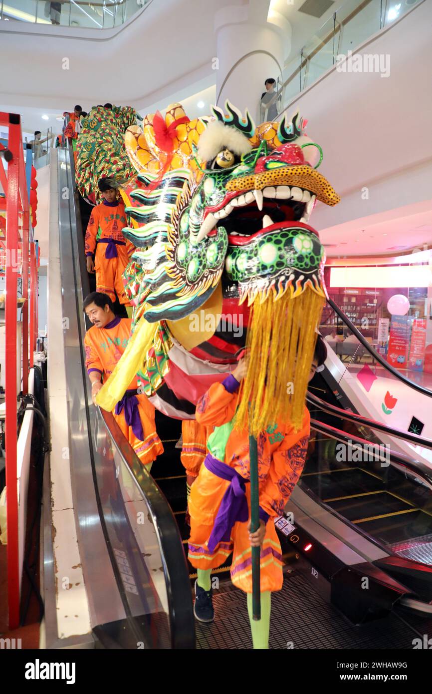 Bangkok, Thailandia. 9 febbraio 2024. Un drago cavalca la scala mobile del complesso Silom durante le celebrazioni del capodanno lunare cinese per l'anno del drago 2024 a Bangkok, Thailandia credito: Paul Brown/Alamy Live News Foto Stock