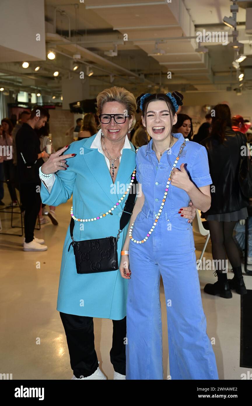 Claudia Effenberg und Klaudia Giez beim Mates Date Influencer Event auf der Berlin Fashion Week Autunno/Inverno 2024 a der Berliner Freiheit. Berlino, 0 Foto Stock