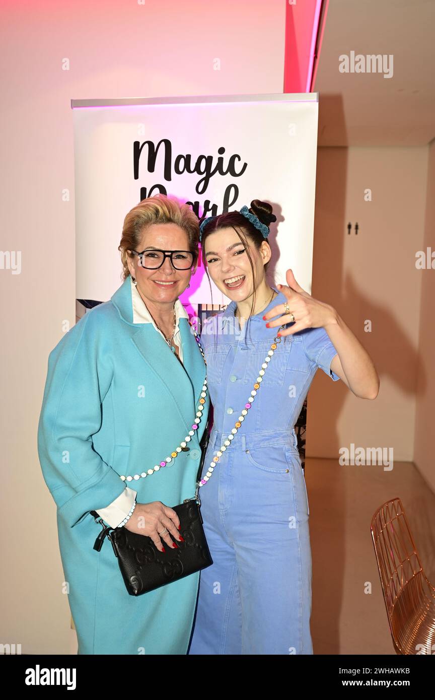 Claudia Effenberg und Klaudia Giez beim Mates Date Influencer Event auf der Berlin Fashion Week Autunno/Inverno 2024 a der Berliner Freiheit. Berlino, 0 Foto Stock