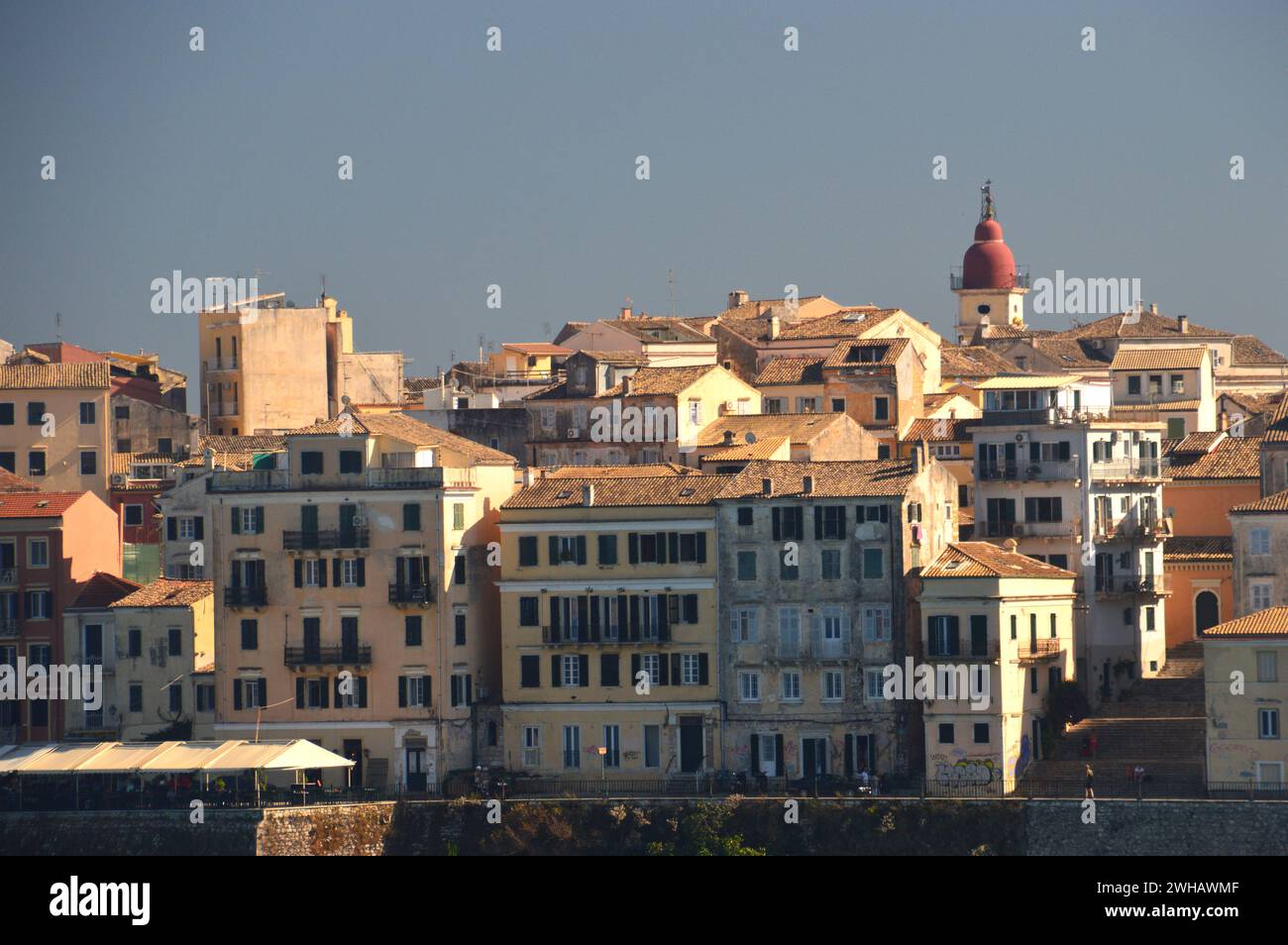 Gli edifici e le case sul lungomare di Corfù città dal mare, Grecia, UE. Foto Stock