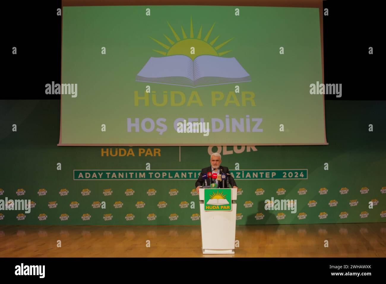 8 febbraio 2024: Gaziantep, Turkiye. 8 febbraio 2024. Il leader del partito al-Huda, Zekeriya YapÄ±cÄ±oÄŸlu, parla al Centro culturale Martyr Kamil nella città turca di Gaziantep. Il discorso faceva parte del programma promozionale per i candidati alle prossime elezioni comunali in Turkiye (Credit Image: © Zakariya Yahya/IMAGESLIVE via ZUMA Press Wire) SOLO USO EDITORIALE! Non per USO commerciale! Foto Stock