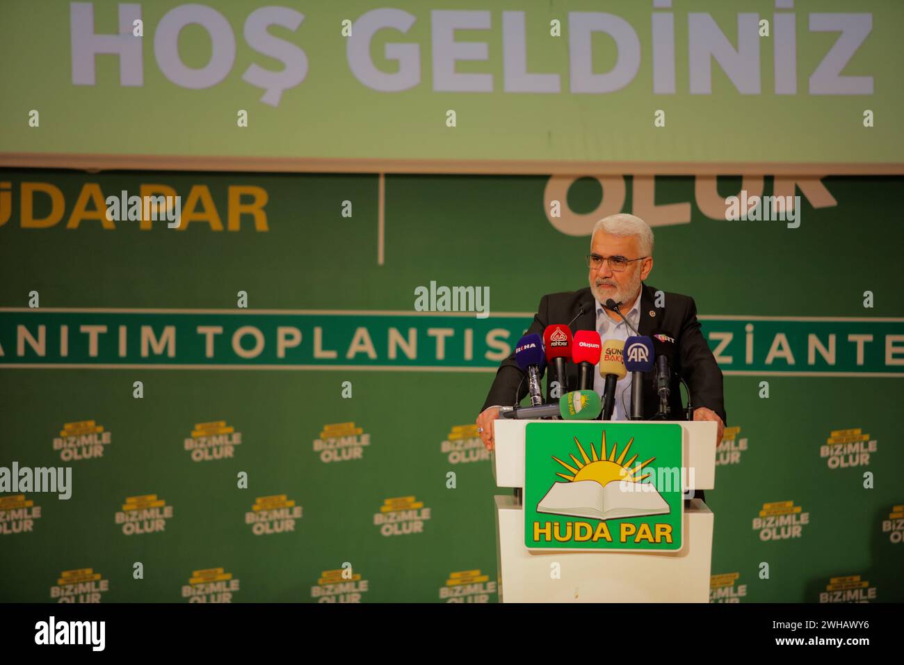 8 febbraio 2024: Gaziantep, Turkiye. 8 febbraio 2024. Il leader del partito al-Huda, Zekeriya YapÄ±cÄ±oÄŸlu, parla al Centro culturale Martyr Kamil nella città turca di Gaziantep. Il discorso faceva parte del programma promozionale per i candidati alle prossime elezioni comunali in Turkiye (Credit Image: © Zakariya Yahya/IMAGESLIVE via ZUMA Press Wire) SOLO USO EDITORIALE! Non per USO commerciale! Foto Stock
