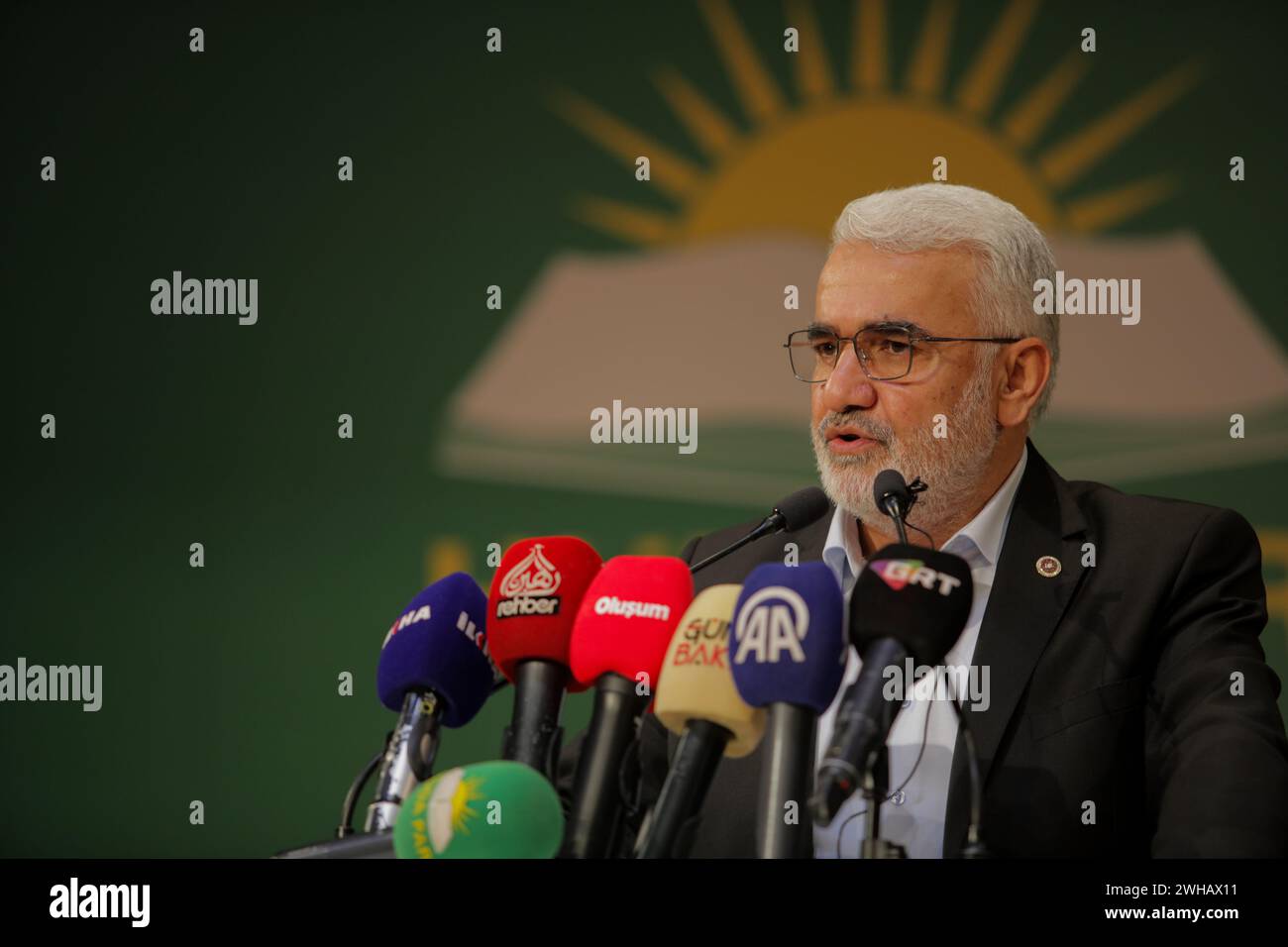 8 febbraio 2024: Gaziantep, Turkiye. 8 febbraio 2024. Il leader del partito al-Huda, Zekeriya YapÄ±cÄ±oÄŸlu, parla al Centro culturale Martyr Kamil nella città turca di Gaziantep. Il discorso faceva parte del programma promozionale per i candidati alle prossime elezioni comunali in Turkiye (Credit Image: © Zakariya Yahya/IMAGESLIVE via ZUMA Press Wire) SOLO USO EDITORIALE! Non per USO commerciale! Foto Stock