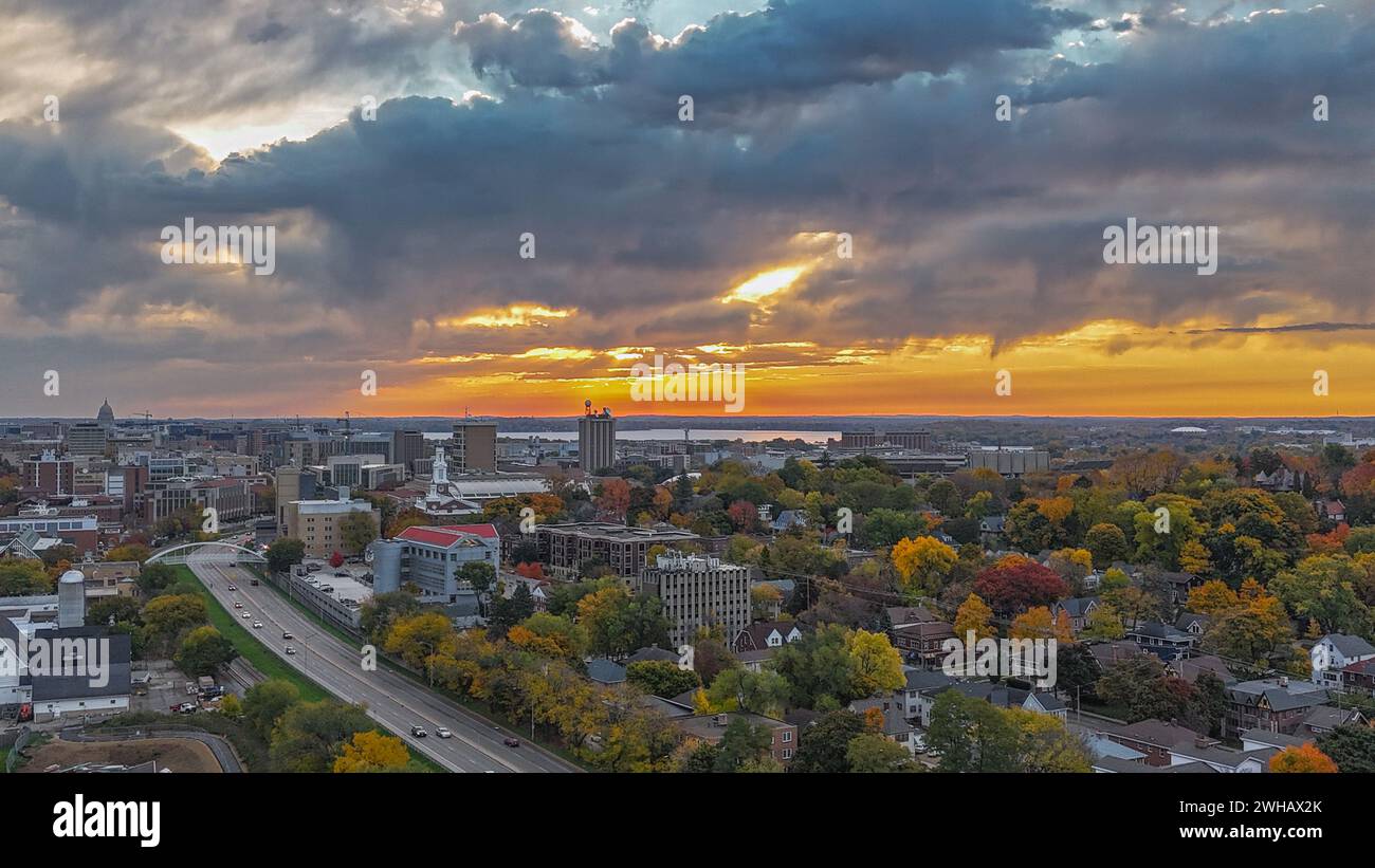 UNA vista aerea di uno splendido tramonto autunnale in città Foto Stock