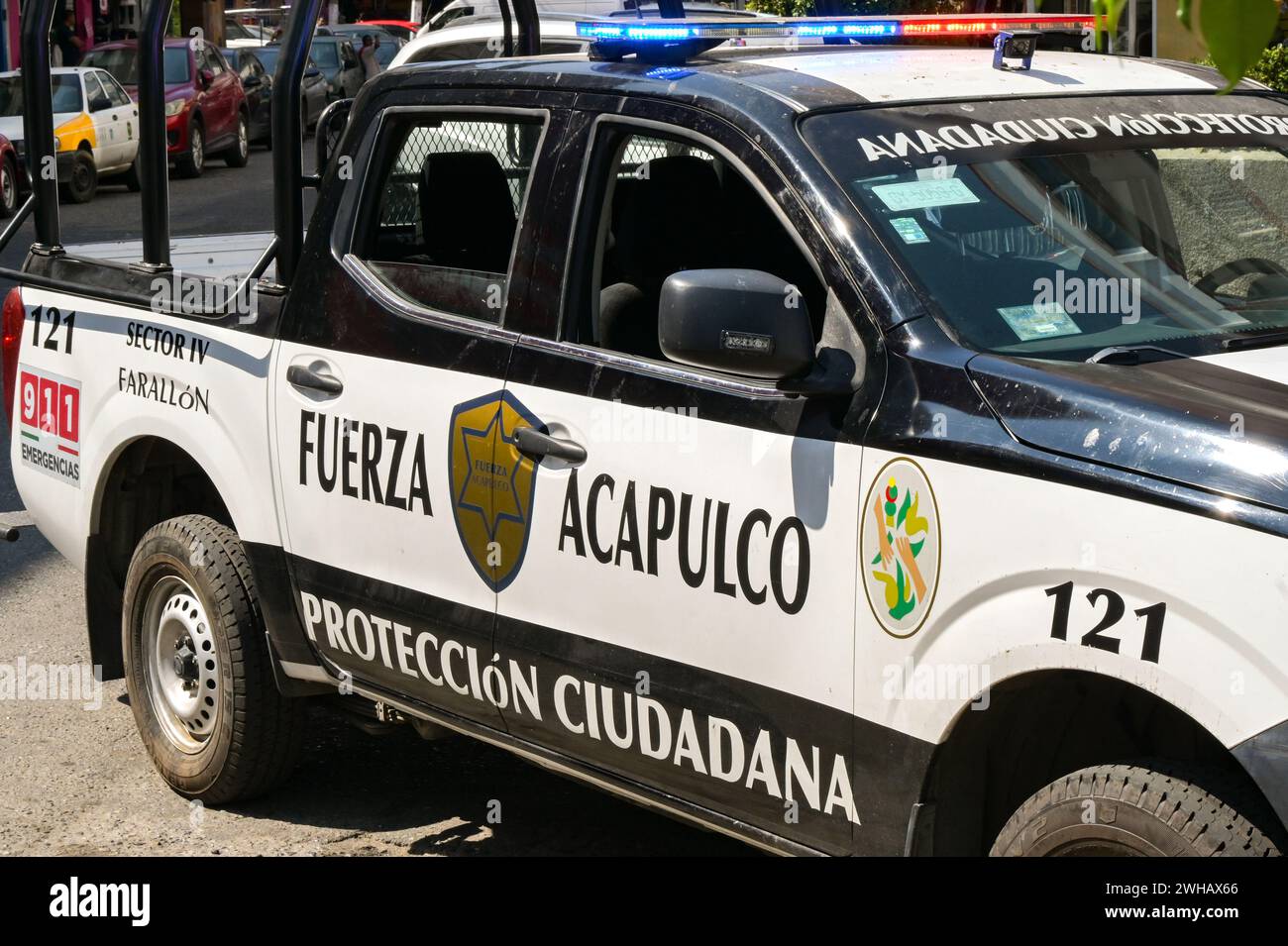 Acapulco, Messico - 17 gennaio 2024: Pattugliatore delle forze di polizia con luci di emergenza lampeggianti nel centro di Acapulco Foto Stock