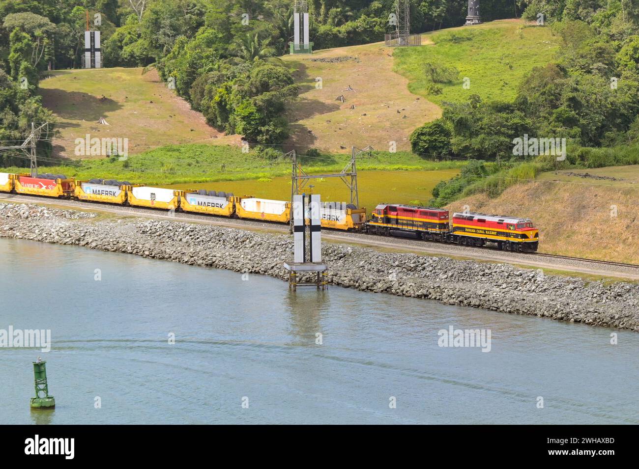 Panama - 22 gennaio 2024: Locomotive diesel che tirano un treno merci di carri che trasportano container sulla Panama Canal Railway Foto Stock