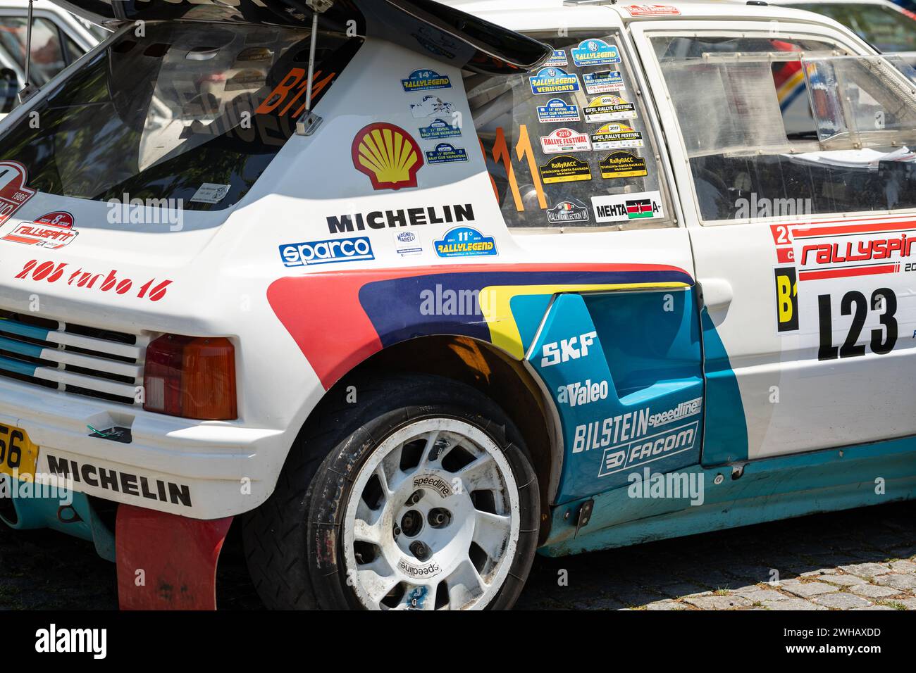 Barcelos, Portogallo - 3 giugno 2023: Primo piano di una Peugeot 205 T16, una leggendaria auto da rally del gruppo B, esposta al Rallyspirit 2023 Foto Stock