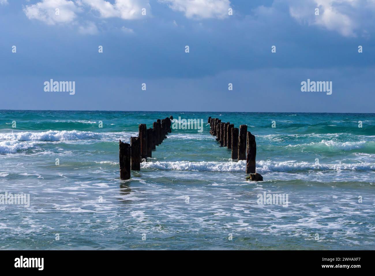 Polacchi intemprati nel Mar Mediterraneo i resti di un molo fotografato a Beit Yanai Beach, Israele, Beit Yanai è un moshav nel centro di Israele. Lo Foto Stock