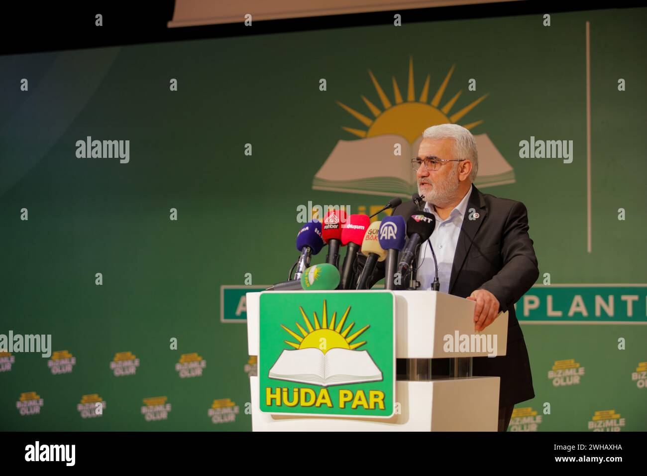 8 febbraio 2024: Gaziantep, Turkiye. 8 febbraio 2024. Il leader del partito al-Huda, Zekeriya YapÄ±cÄ±oÄŸlu, parla al Centro culturale Martyr Kamil nella città turca di Gaziantep. Il discorso faceva parte del programma promozionale per i candidati alle prossime elezioni comunali in Turkiye (Credit Image: © Zakariya Yahya/IMAGESLIVE via ZUMA Press Wire) SOLO USO EDITORIALE! Non per USO commerciale! Foto Stock