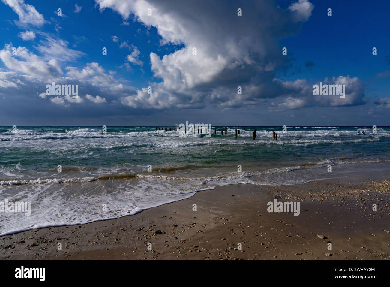 Polacchi intemprati nel Mar Mediterraneo i resti di un molo fotografato a Beit Yanai Beach, Israele, Beit Yanai è un moshav nel centro di Israele. Lo Foto Stock