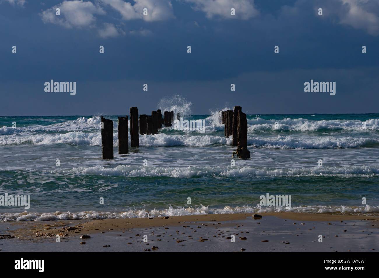 Polacchi intemprati nel Mar Mediterraneo i resti di un molo fotografato a Beit Yanai Beach, Israele, Beit Yanai è un moshav nel centro di Israele. Lo Foto Stock