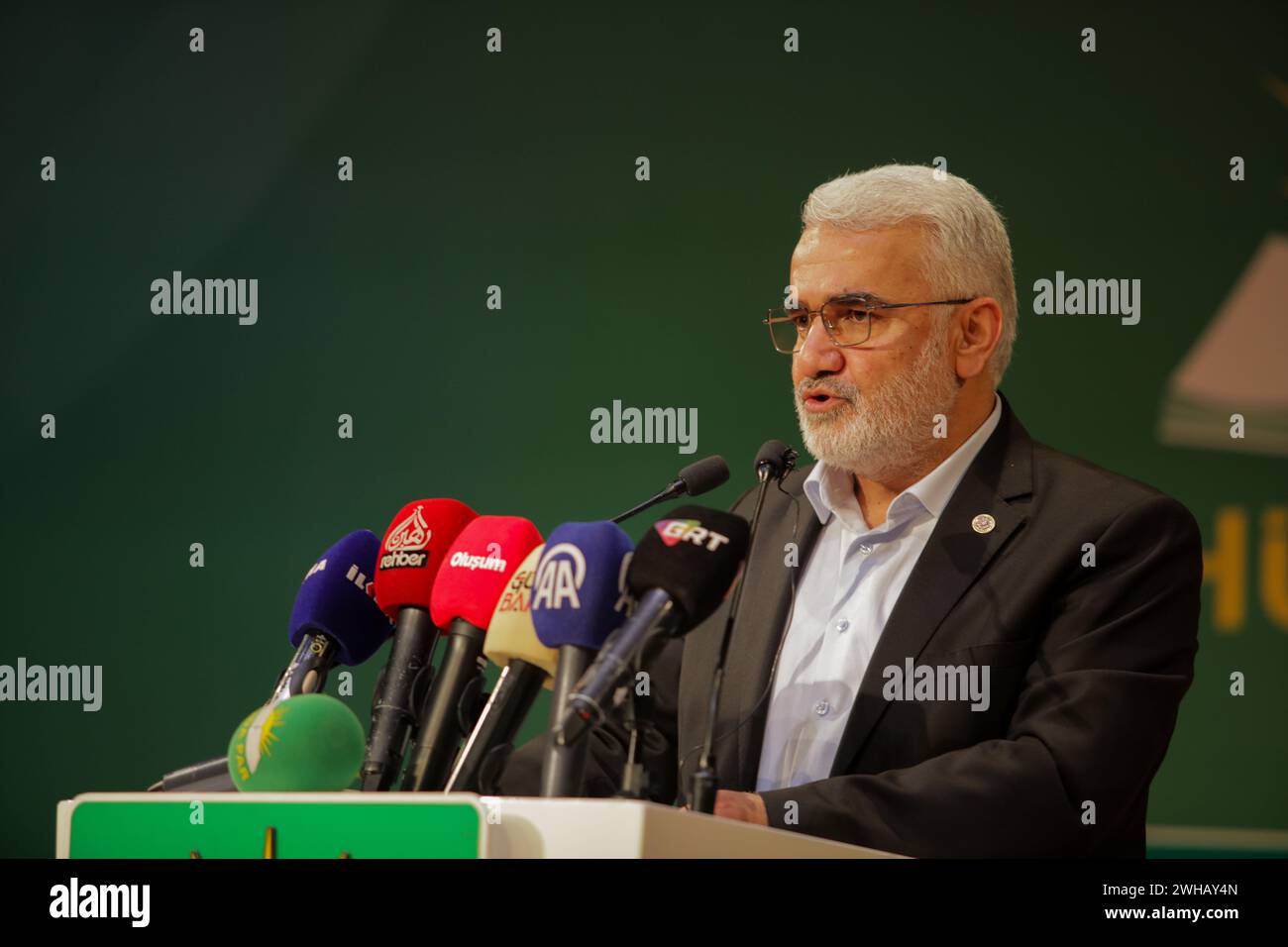 8 febbraio 2024: Gaziantep, Turkiye. 8 febbraio 2024. Il leader del partito al-Huda, Zekeriya YapÄ±cÄ±oÄŸlu, parla al Centro culturale Martyr Kamil nella città turca di Gaziantep. Il discorso faceva parte del programma promozionale per i candidati alle prossime elezioni comunali in Turkiye (Credit Image: © Zakariya Yahya/IMAGESLIVE via ZUMA Press Wire) SOLO USO EDITORIALE! Non per USO commerciale! Foto Stock