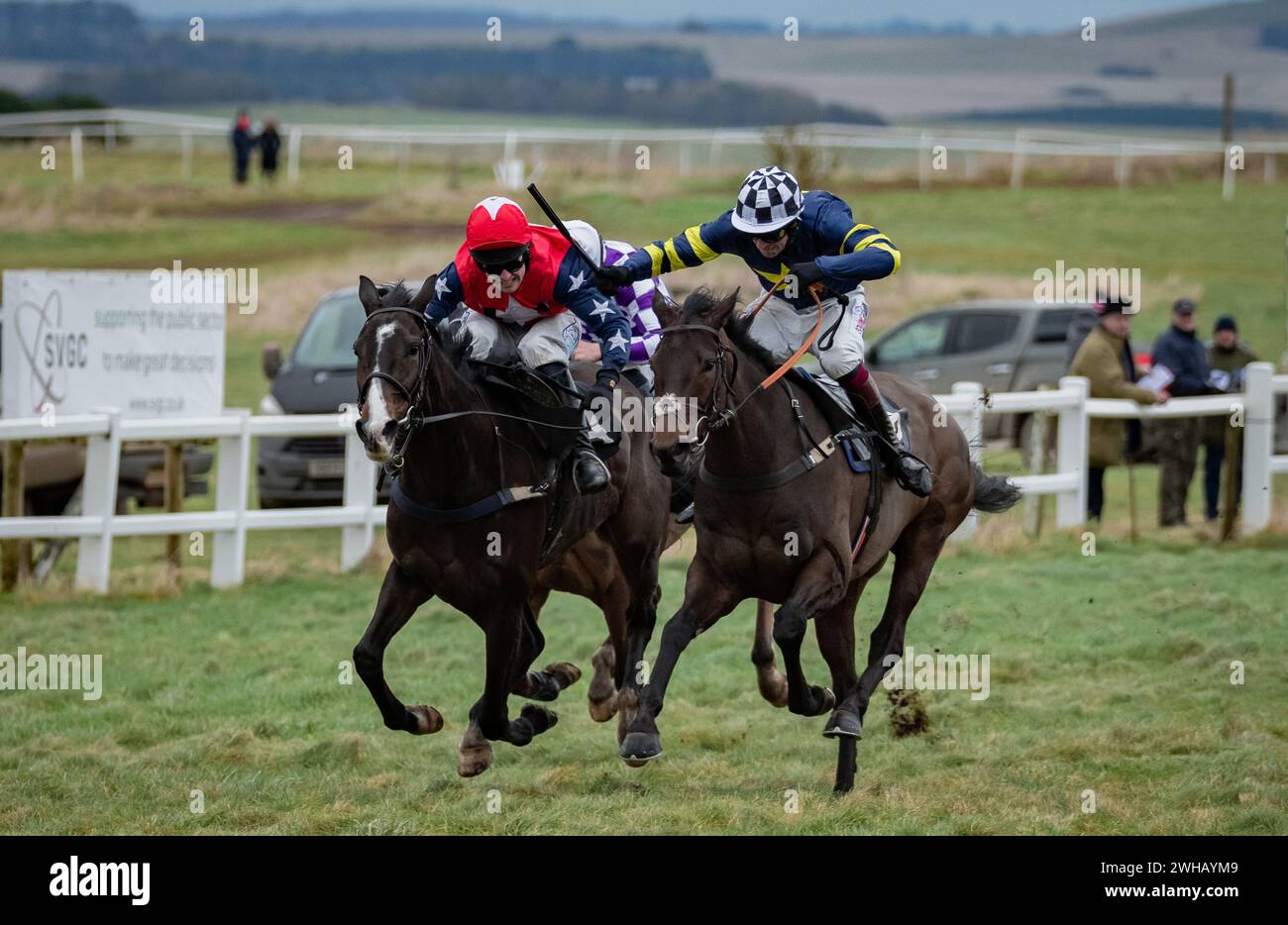 Grace A Vous Enki e James King morto-Heat con Regatta De Blanc e Will Biddick per condividere la Leidos Coronation Gold Cup, Larkhill, 04/02/2024. Foto Stock