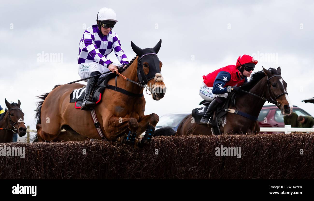 Grace A Vous Enki e James King morto-Heat con Regatta De Blanc e Will Biddick per condividere la Leidos Coronation Gold Cup, Larkhill, 04/02/2024. Foto Stock