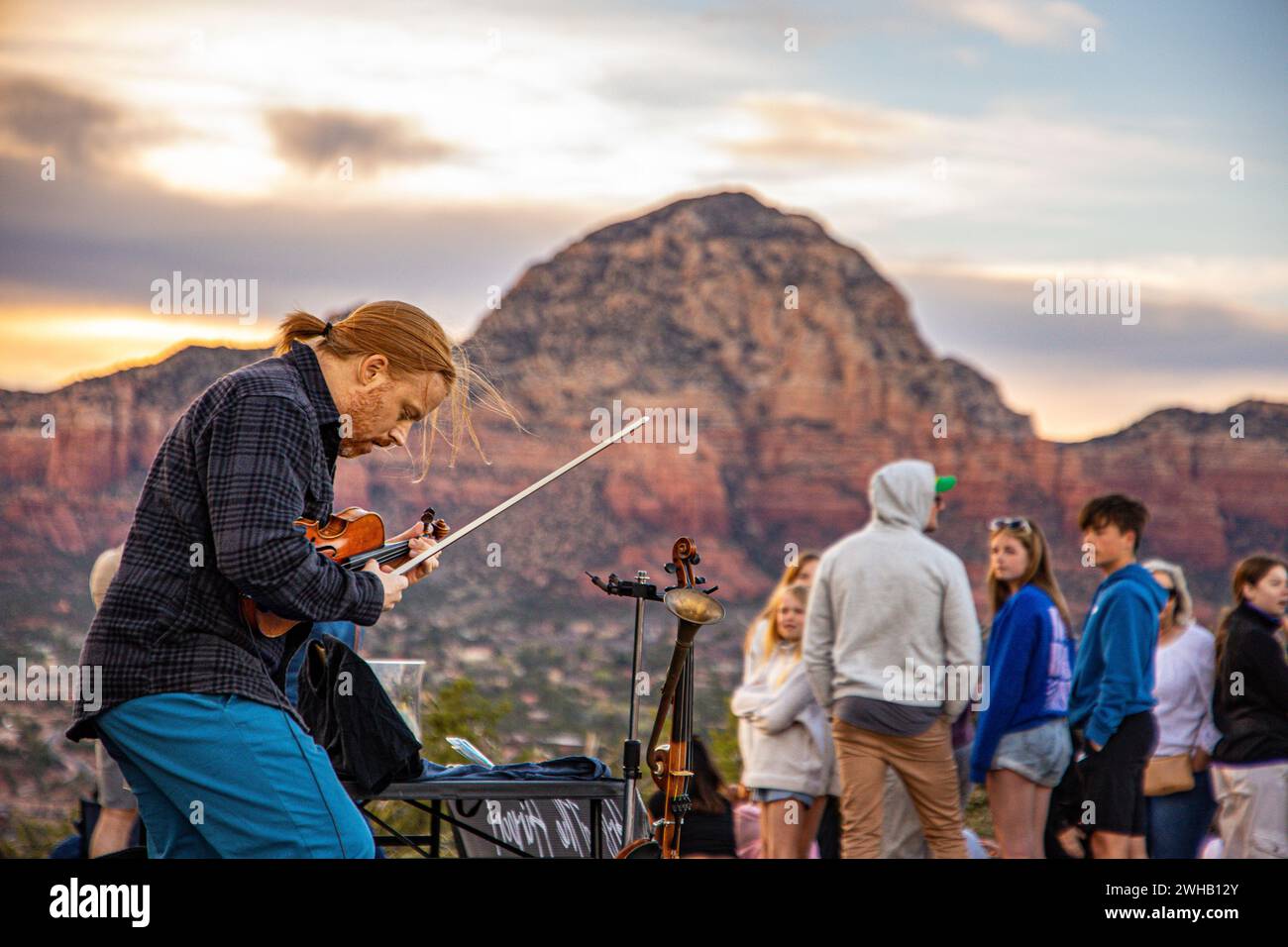 Violinista in viaggio per turisti a Coconino National Forest, Sedona, Arizona, USA Foto Stock
