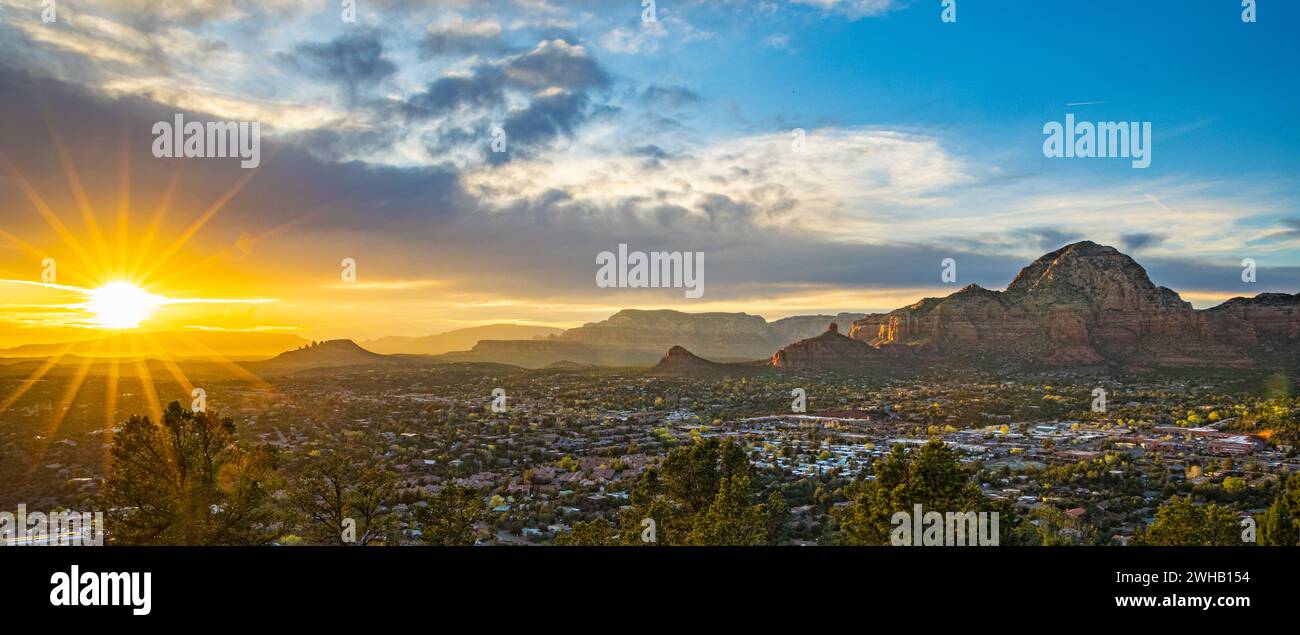 Paesaggio urbano di Sedona visto al crepuscolo dalla Coconino National Forest, Arizona, Stati Uniti Foto Stock