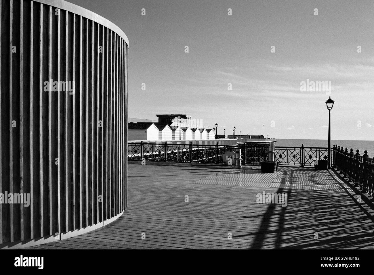 Il nuovo molo ricostruito a Hastings, East Sussex, South East England, in monocromia, affacciato sul mare Foto Stock