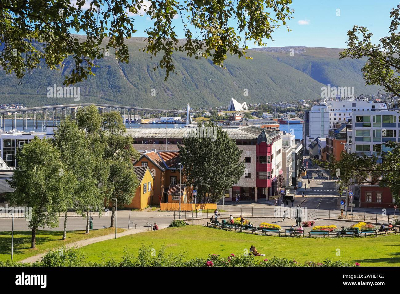 Tromsoe, Norvegia 07/31/2023 la strada e il parco nella città norvegese di Tromsoe in estate Foto Stock