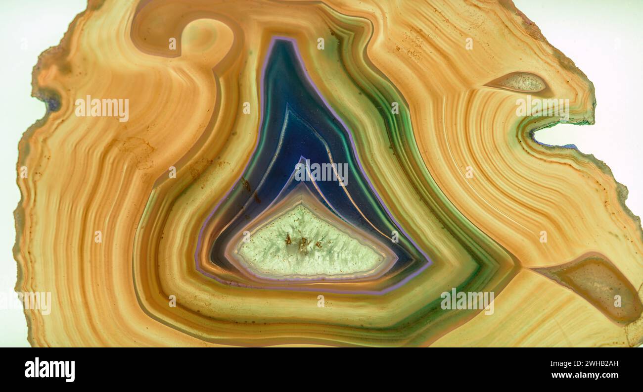 Sottile fetta di agata blu retroilluminata con cristalli in un geode, illuminata da dietro Foto Stock