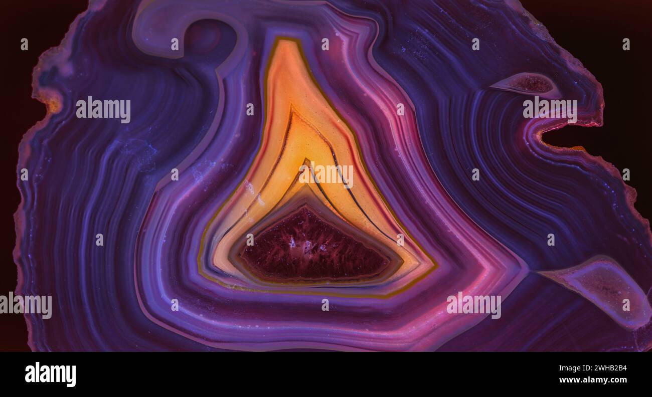 Sottile fetta di agata blu retroilluminata con cristalli in un geode, illuminata da dietro Foto Stock