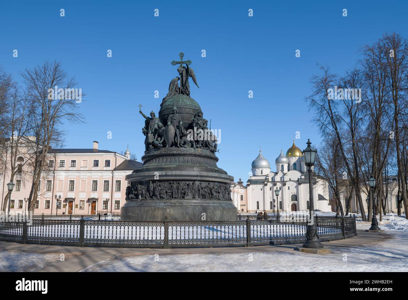 Il monumento "Millennium of Russia" (1862) nel paesaggio di marzo. Cremlino di Veliky Novgorod, Russia Foto Stock