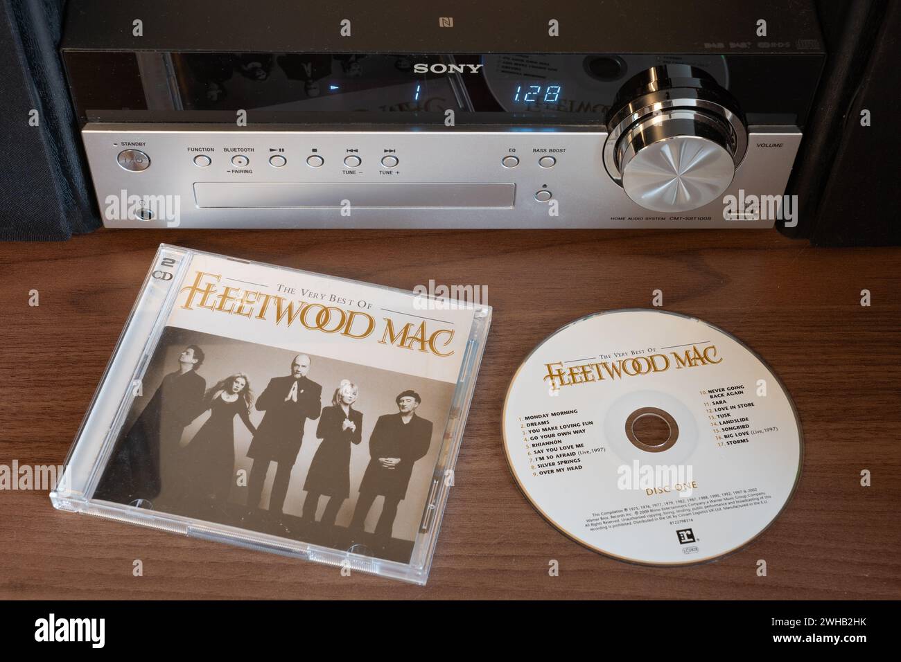 Doppio CD di The Very Best of Fleetwood Mac che mostra i membri della band - una rock band britannica formata nel 1967. Davanti a un lettore CD Sony. REGNO UNITO Foto Stock