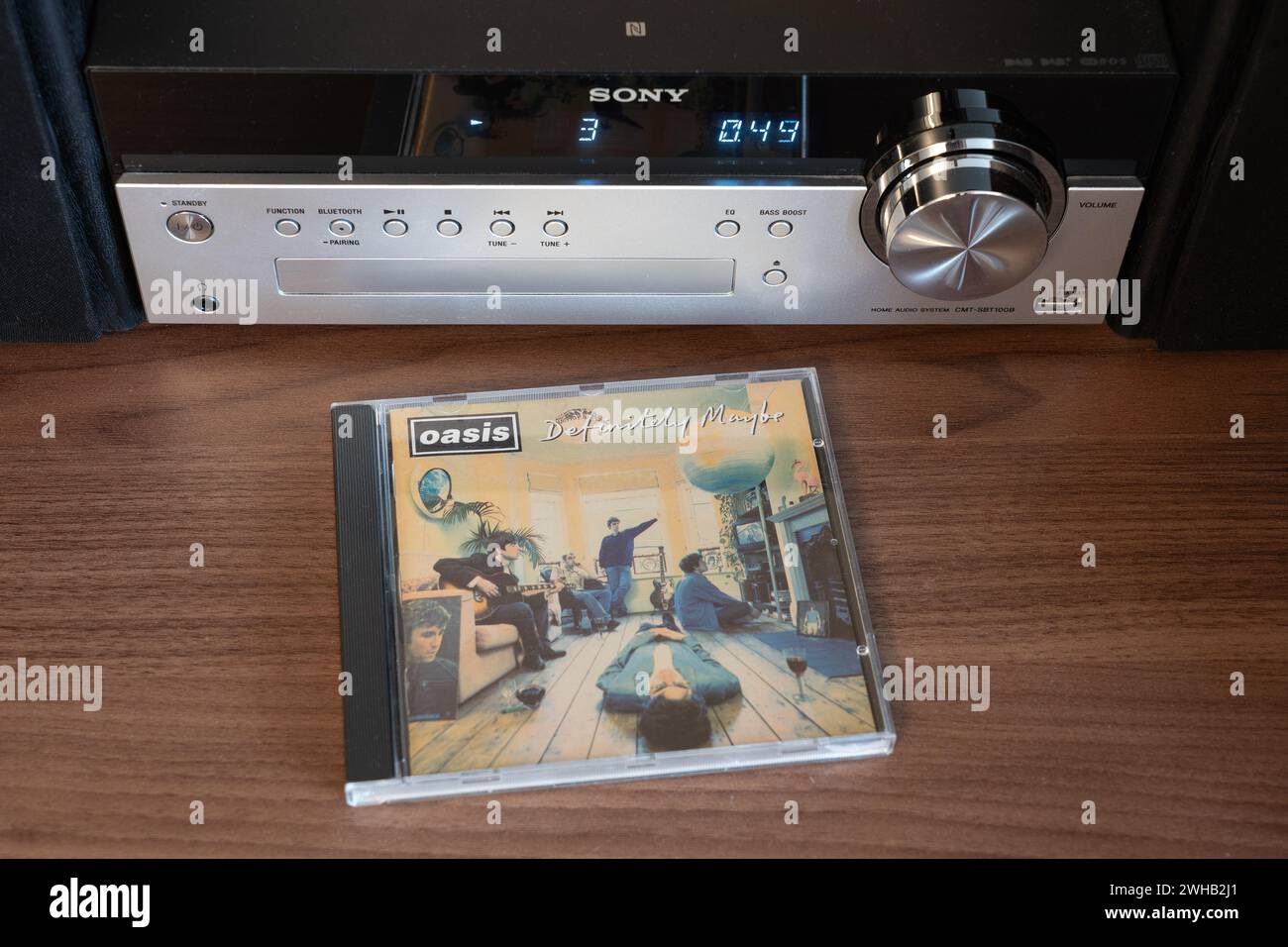 Definitely Maybe è stato originariamente pubblicato nell'agosto 1994 dalla Oasis. È stato l'album di debutto più venduto di sempre (all'epoca). CD davanti al lettore CD Foto Stock