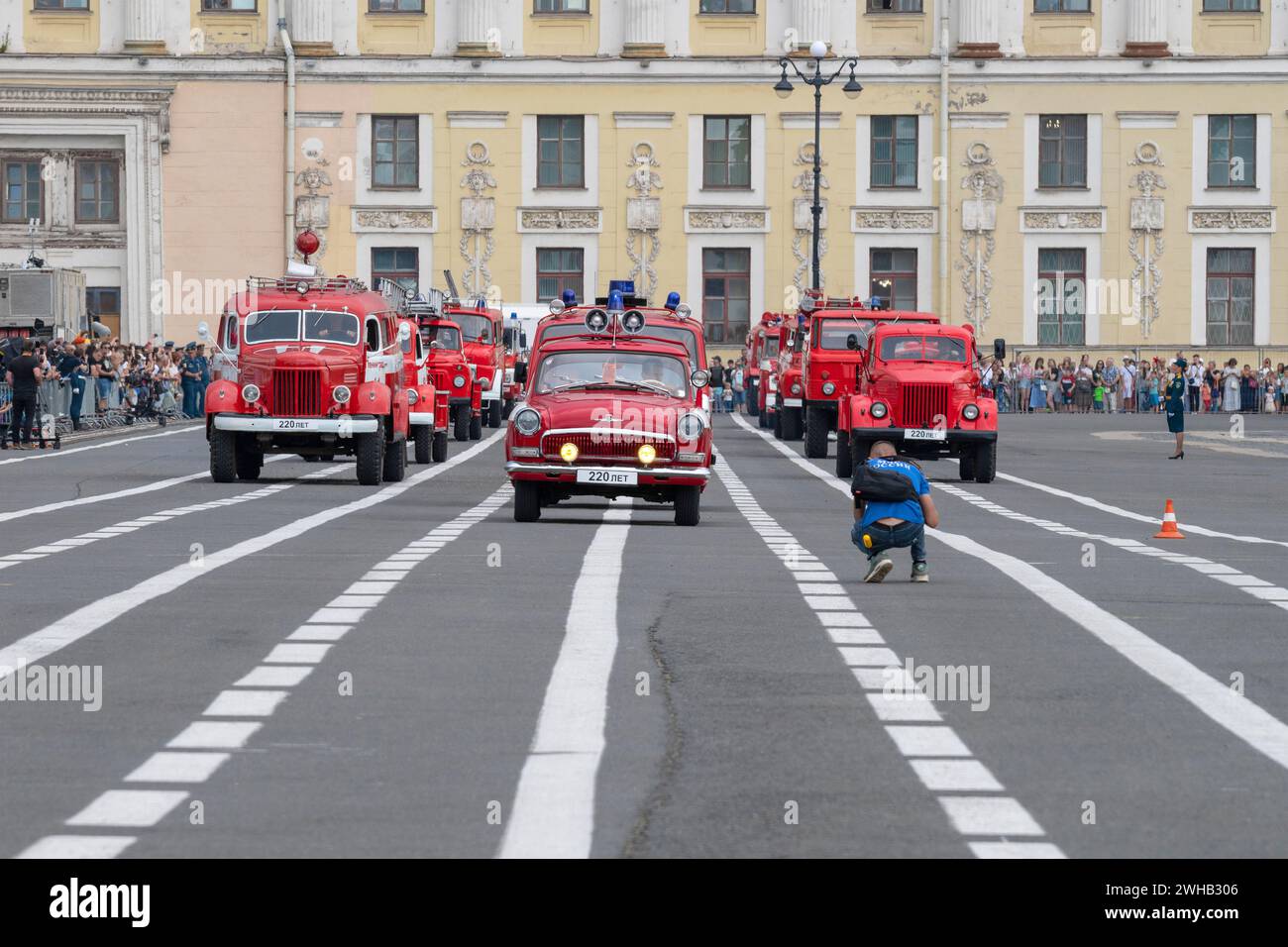 SAN PIETROBURGO, RUSSIA - 30 GIUGNO 2023: Convoglio di veicoli antincendio retrò in Piazza del Palazzo. Frammento della parata in onore del 220° annientatore Foto Stock