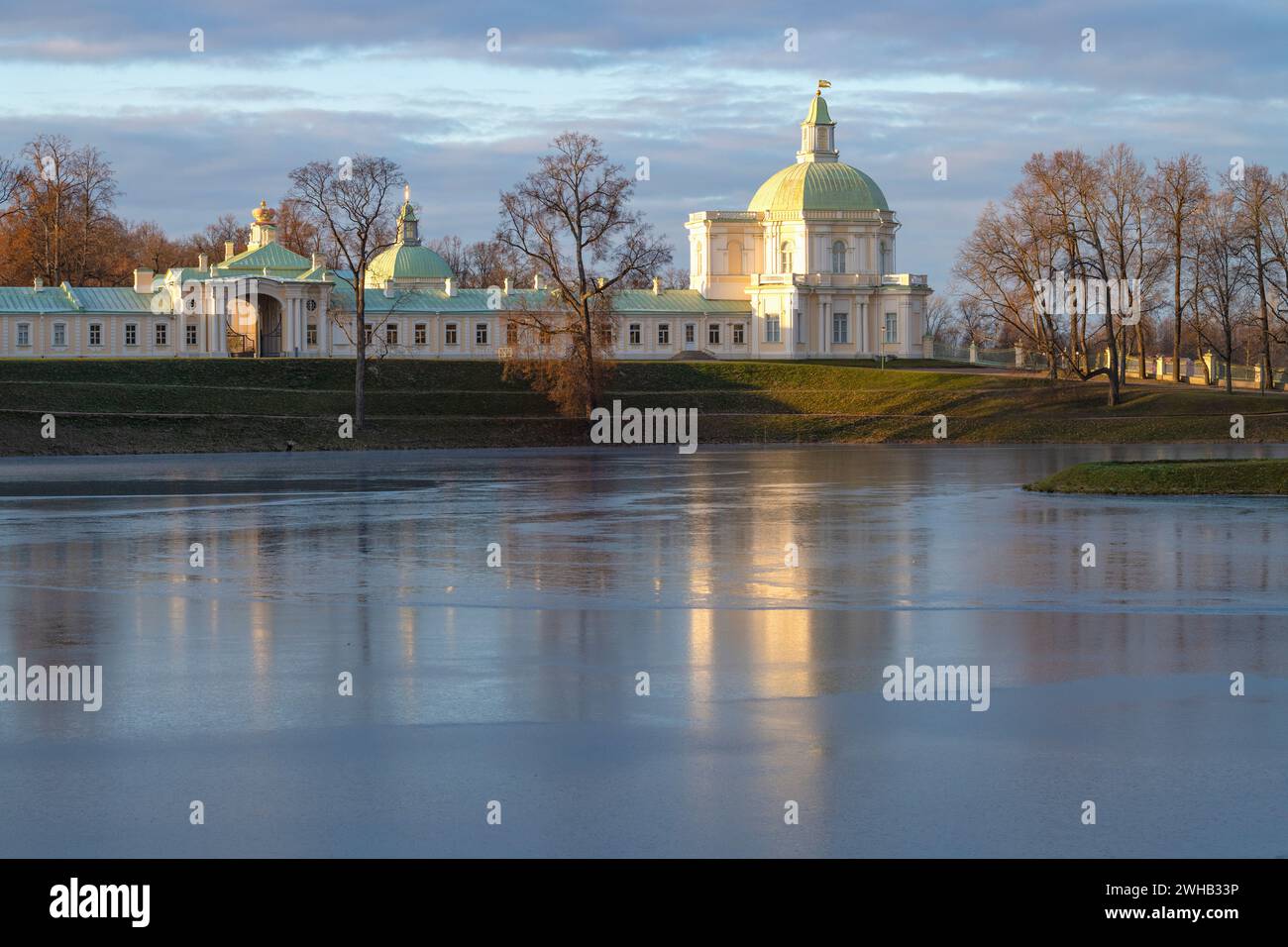 Vista del Padiglione Giapponese del grande Palazzo Menshikovsky in una soleggiata serata di novembre. Complesso del Palazzo Oranienbaum, nelle vicinanze di San Pietroburgo. RU Foto Stock