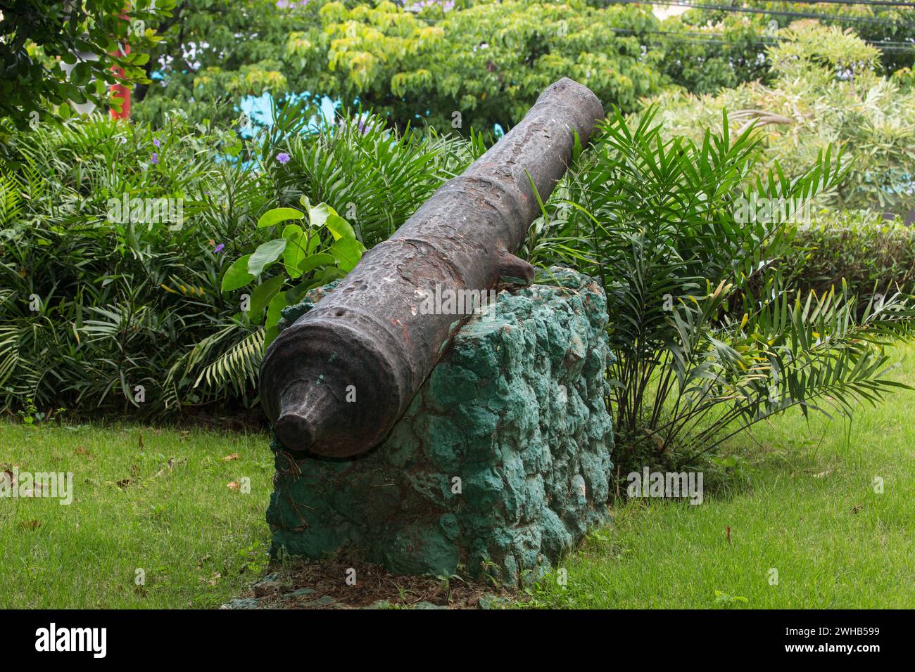 Uno storico cannone spagnolo nel Parco Iberoamerica a Santo Domingo, Repubblica Dominicana. Foto Stock