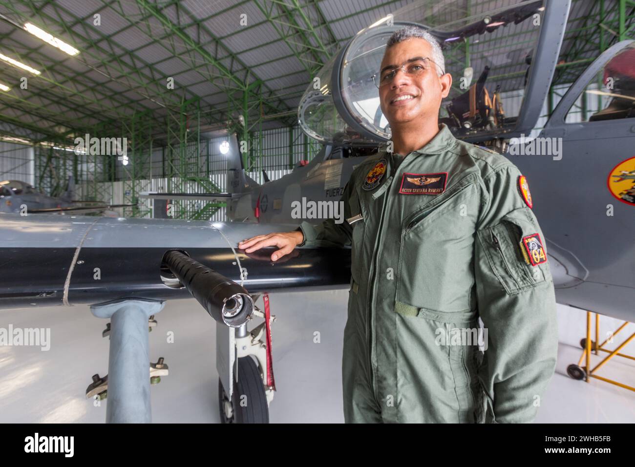 Un pilota dell'aeronautica Dominicana con la pistola su un aereo da caccia Super Tucano alla base aerea di San Isidro nella Repubblica Dominicana. Foto Stock