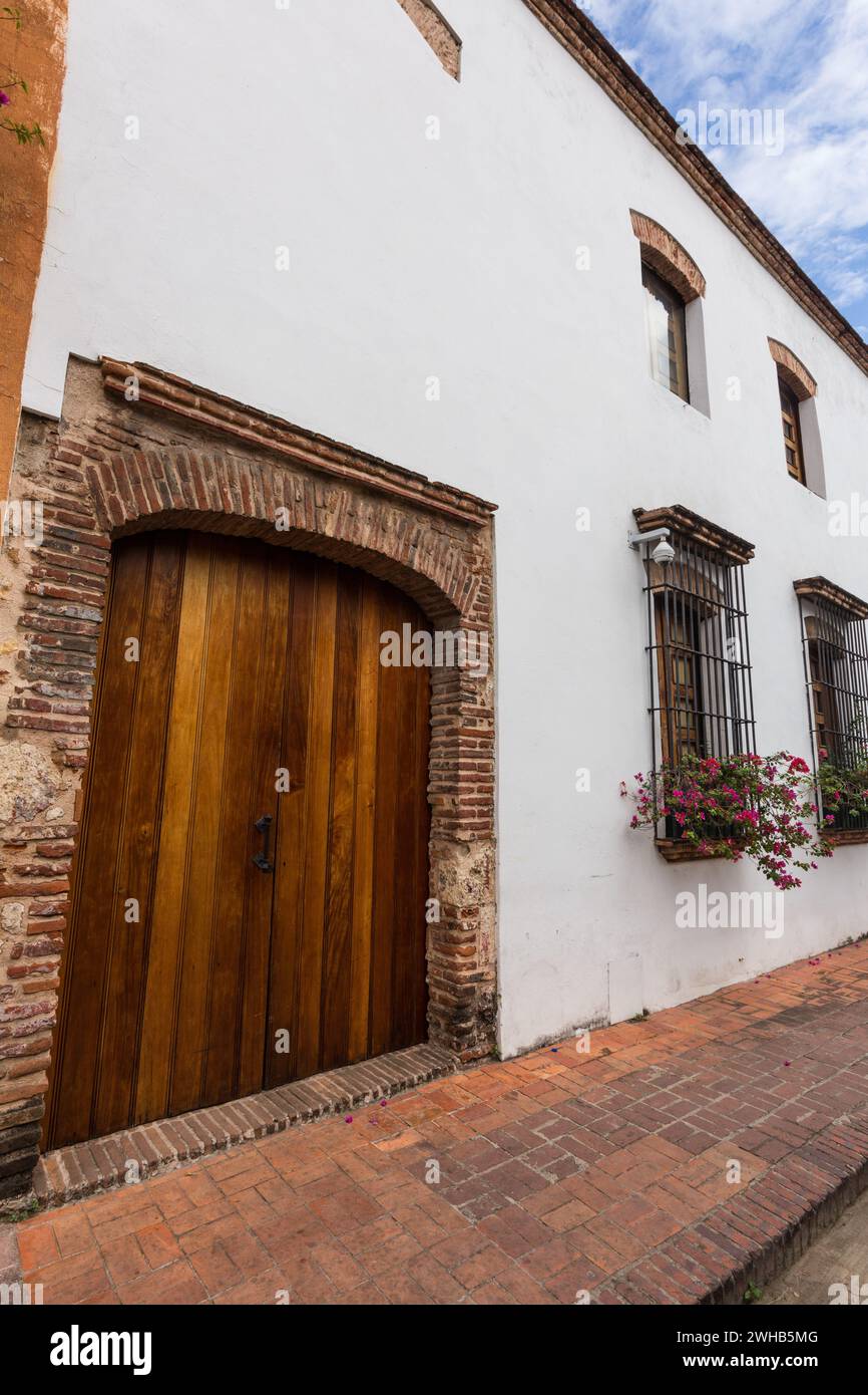 Porta di una storica residenza coloniale spagnola nel settore coloniale di Santo Domingo, Repubblica Dominicana. Foto Stock