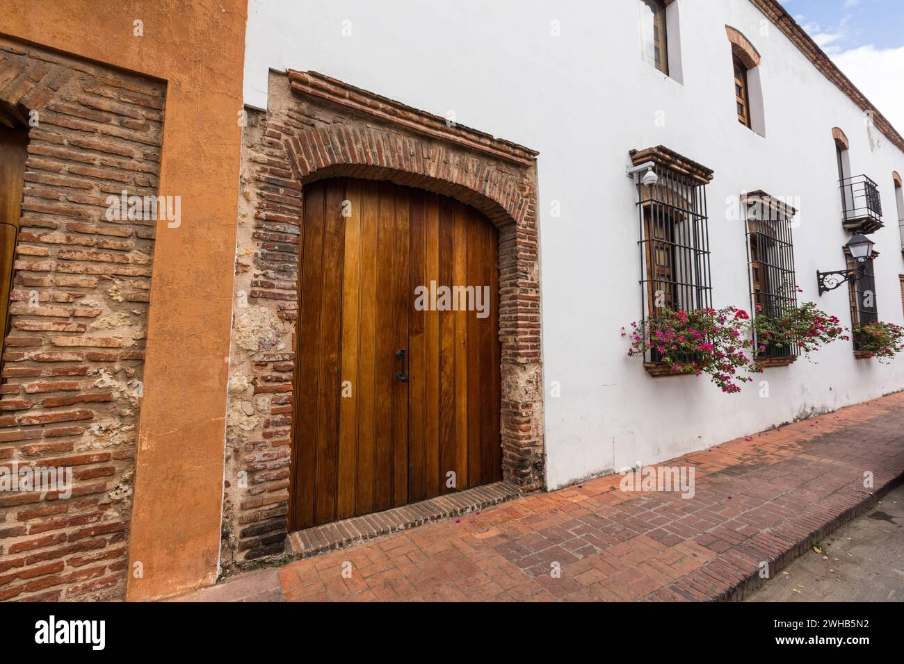 Porta di una storica residenza coloniale spagnola nel settore coloniale di Santo Domingo, Repubblica Dominicana. Foto Stock