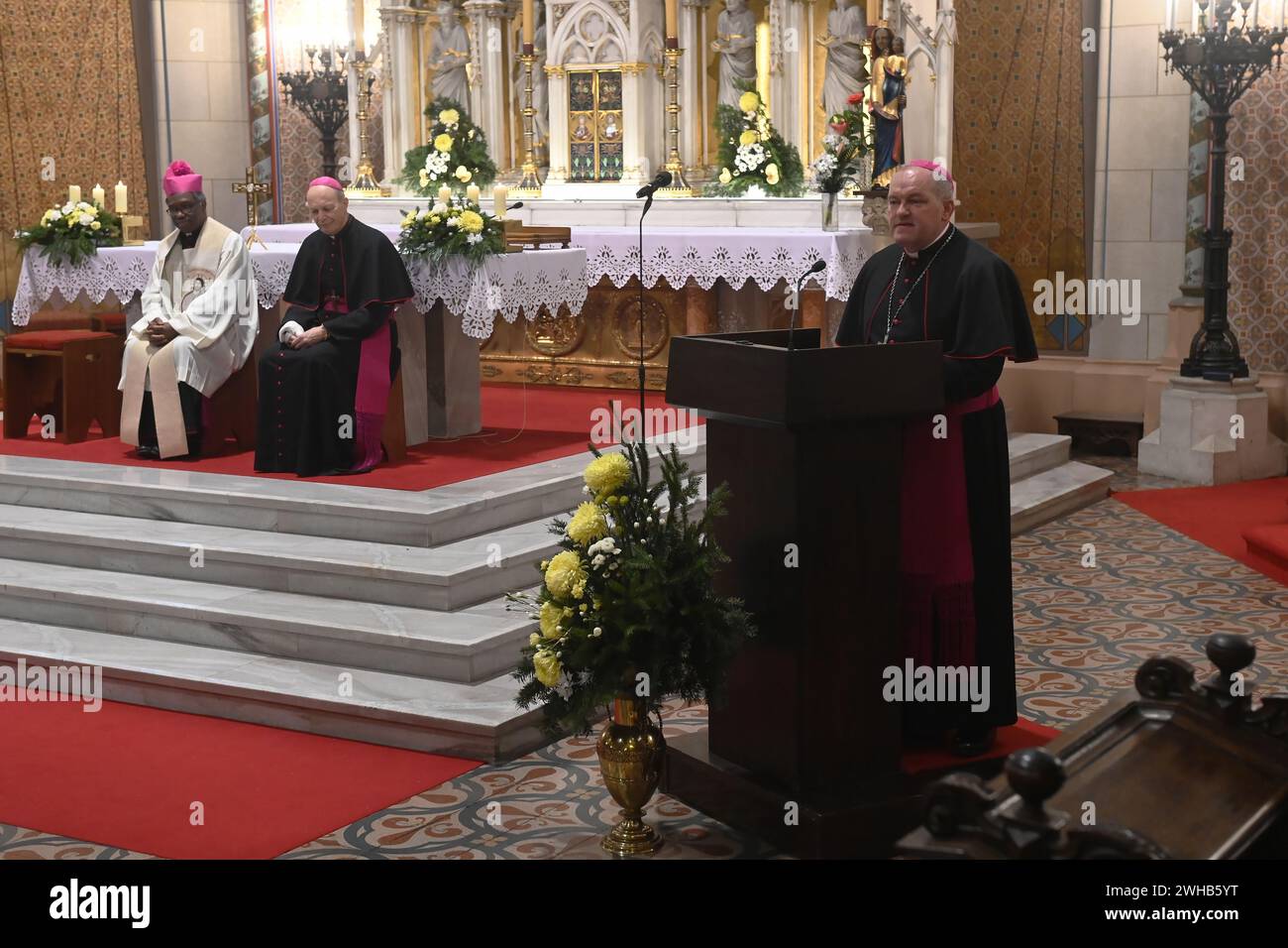 Olomouc, Repubblica Ceca. 9 febbraio 2024. Josef Nuzik (a destra), l'attuale amministratore dell'arcidiocesi di Olomouc, è stato nominato arcivescovo di Olomouc, il 9 febbraio 2024, St Cattedrale di Venceslao a Olomouc, Repubblica Ceca. Nella foto sono visibili anche (L-R) Mons. Jude Thaddeus Okolo, Nunzio apostolico della Repubblica Ceca, vescovo ausiliare, cancelliere e vicario generale Antonin Basler. Crediti: Ludek Perina/CTK Photo/Alamy Live News Foto Stock