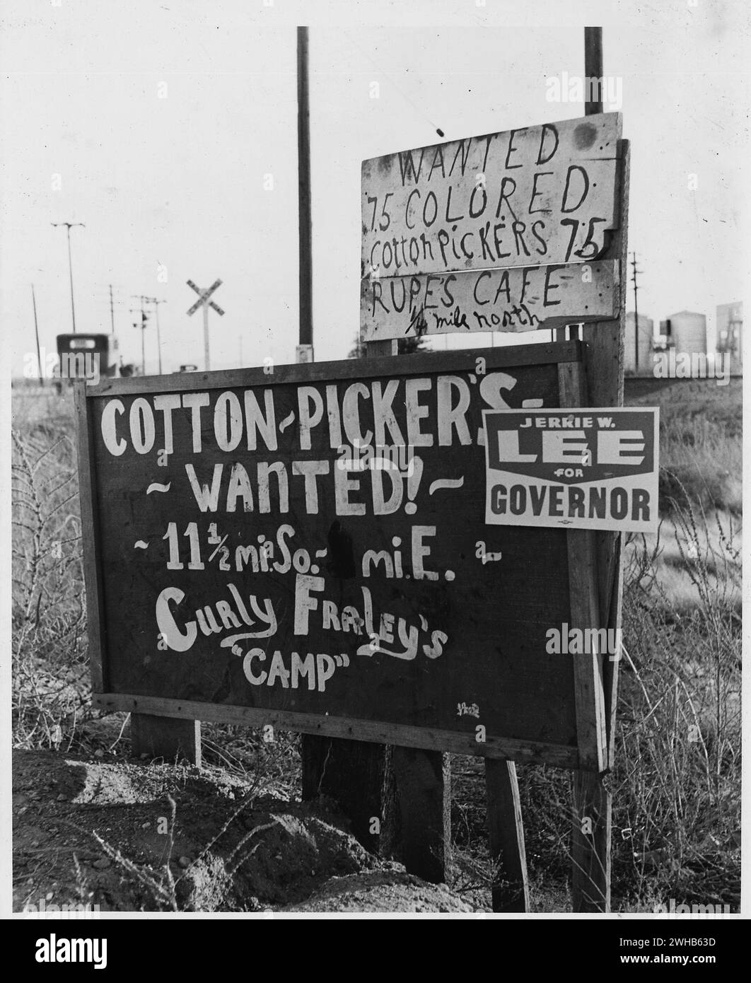 1° novembre 1940 sull'autostrada 84, periferia di Eloy, Pinal County, Arizona. Cartelli in legno autostradale dipinti a mano che recano "Cotton Pickers Wanted" e "Wanted Colored Cotton Pickers". Foto Stock