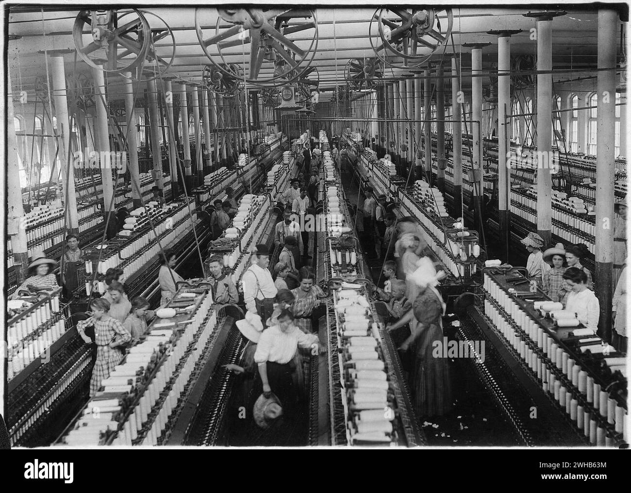 Magnolia Mississippi. STATI UNITI. 05/03/1911. Interno della sala spinning Magnolia Cotton Mills. Con i lavoratori che lavorano in piedi ai filatori, compresi i più piccoli (bambini) sparsi per il mulino., Foto Stock