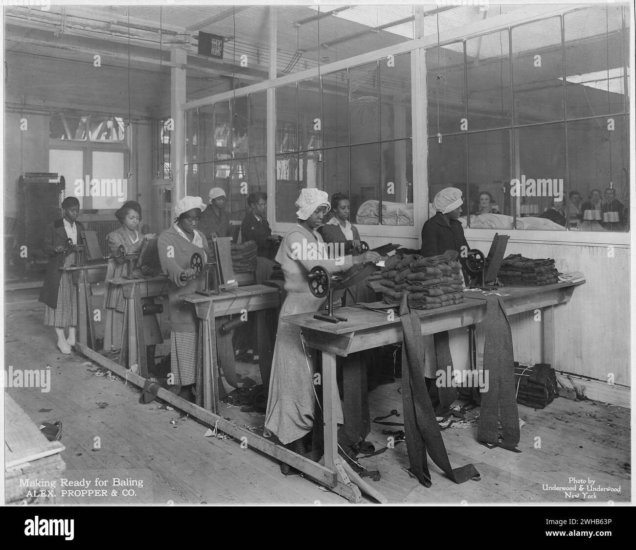 New York, Stati Uniti. 4 novembre 1918 "Manufacturing Spiral Puttees at Plant of Alexander Propper & Company, New York City. Preparare i putt, stretti pezzi di stoffa, per la palla." Tutti i lavoratori sono donne afroamericane che lavorano Foto Stock