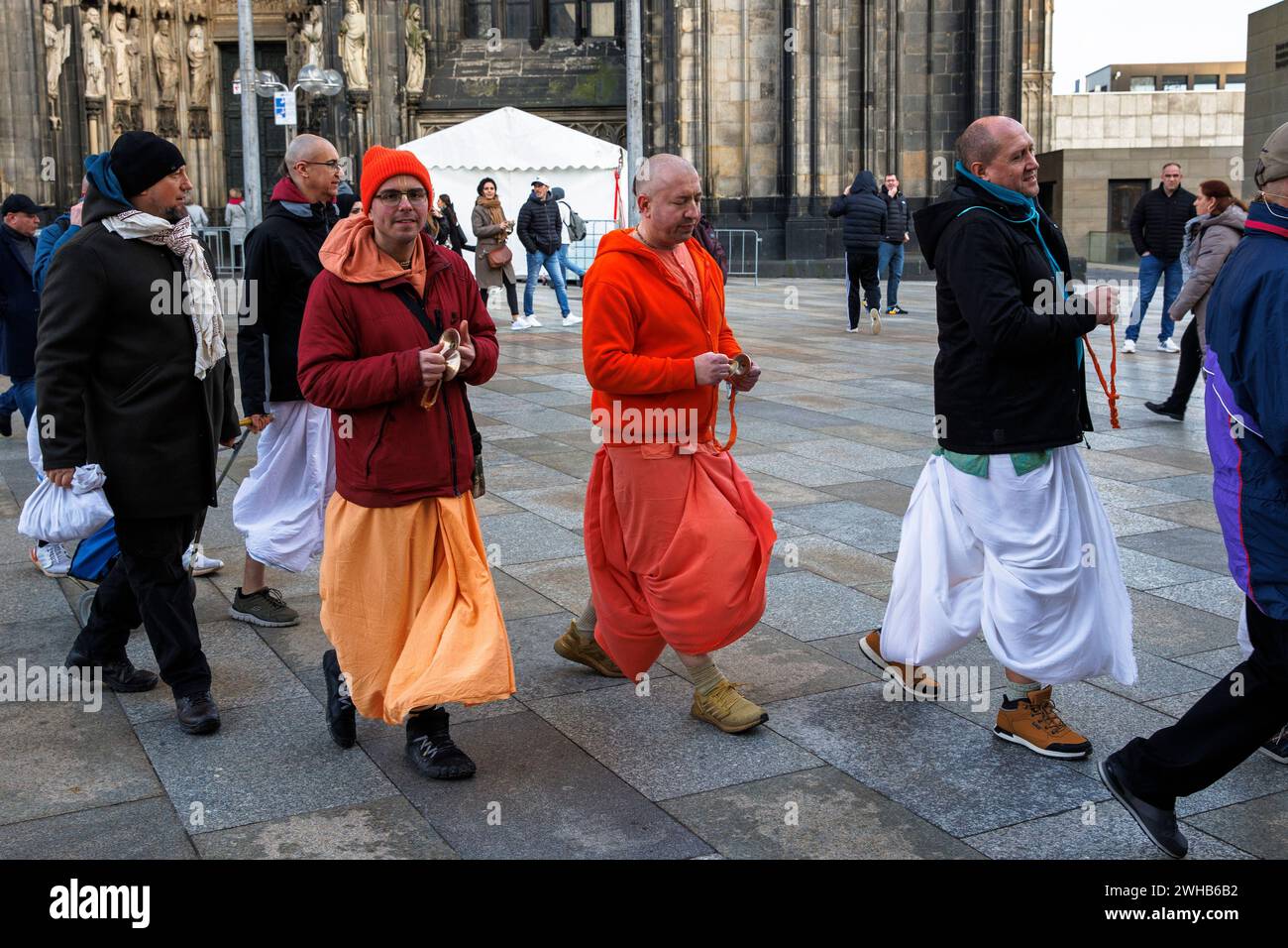 Membri del movimento di Hare Krishna che cantano e ballano di fronte alla cattedrale di Colonia, Germania. ###SOLO PER L'EDITORIALE## Mitglieder der Lepre- Foto Stock