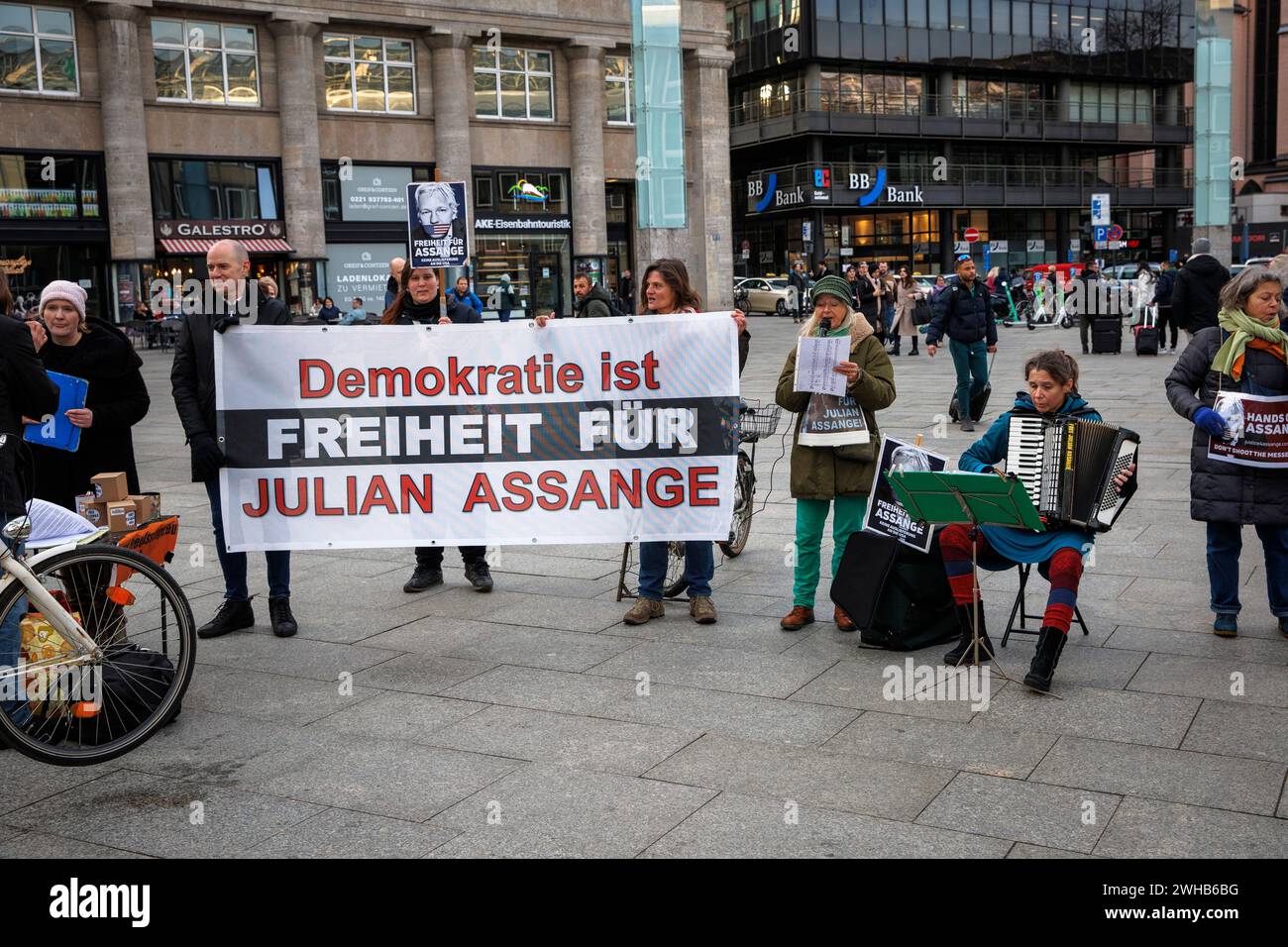 La gente manifesta per la libertà di Julian Assange nella piazza della stazione, Colonia, Germania, 2 febbraio 2024. Menschen demonstrieren AM 2. Febbraio 2 Foto Stock