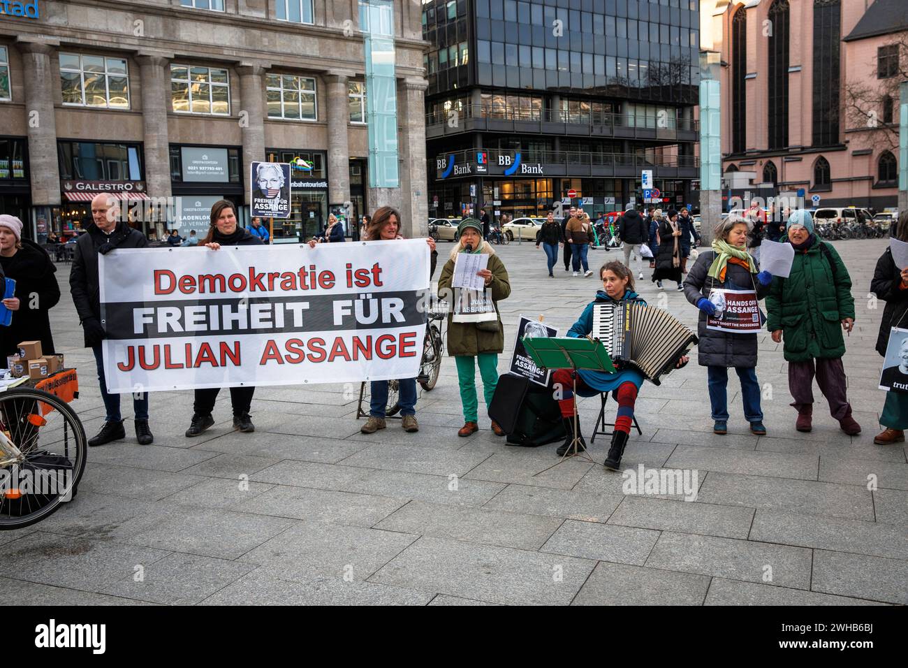 La gente manifesta per la libertà di Julian Assange nella piazza della stazione, Colonia, Germania, 2 febbraio 2024. Menschen demonstrieren AM 2. Febbraio 2 Foto Stock