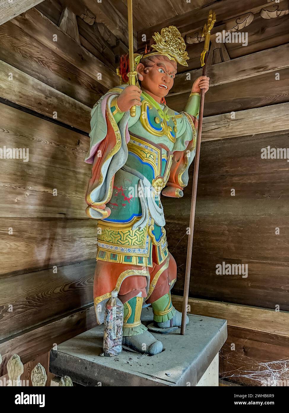 Statua all'interno architettonico accanto a un muro Foto Stock