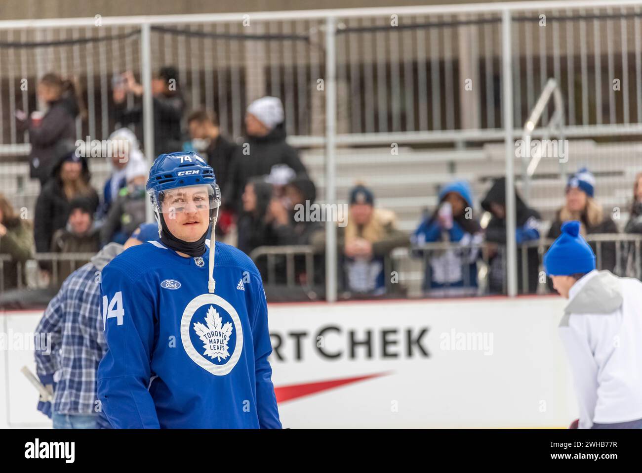 Le prove libere dei Toronto Maple Leafs si svolgono nella Nathan Phillips Square del Municipio di Toronto. Foto Stock