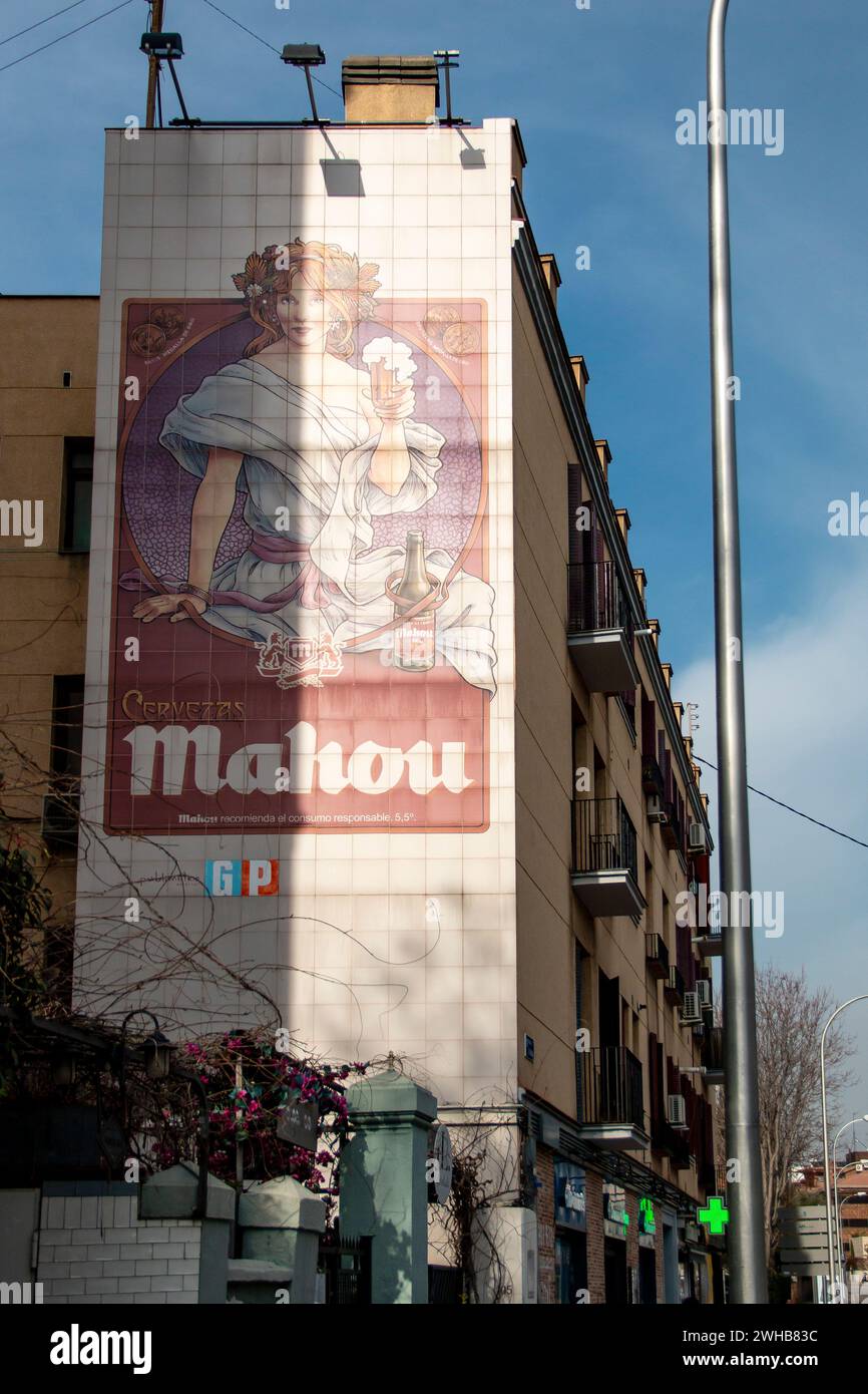 Pubblicità di birra Mahou dipinta su una facciata di un edificio in una strada della città di Madrid Foto Stock