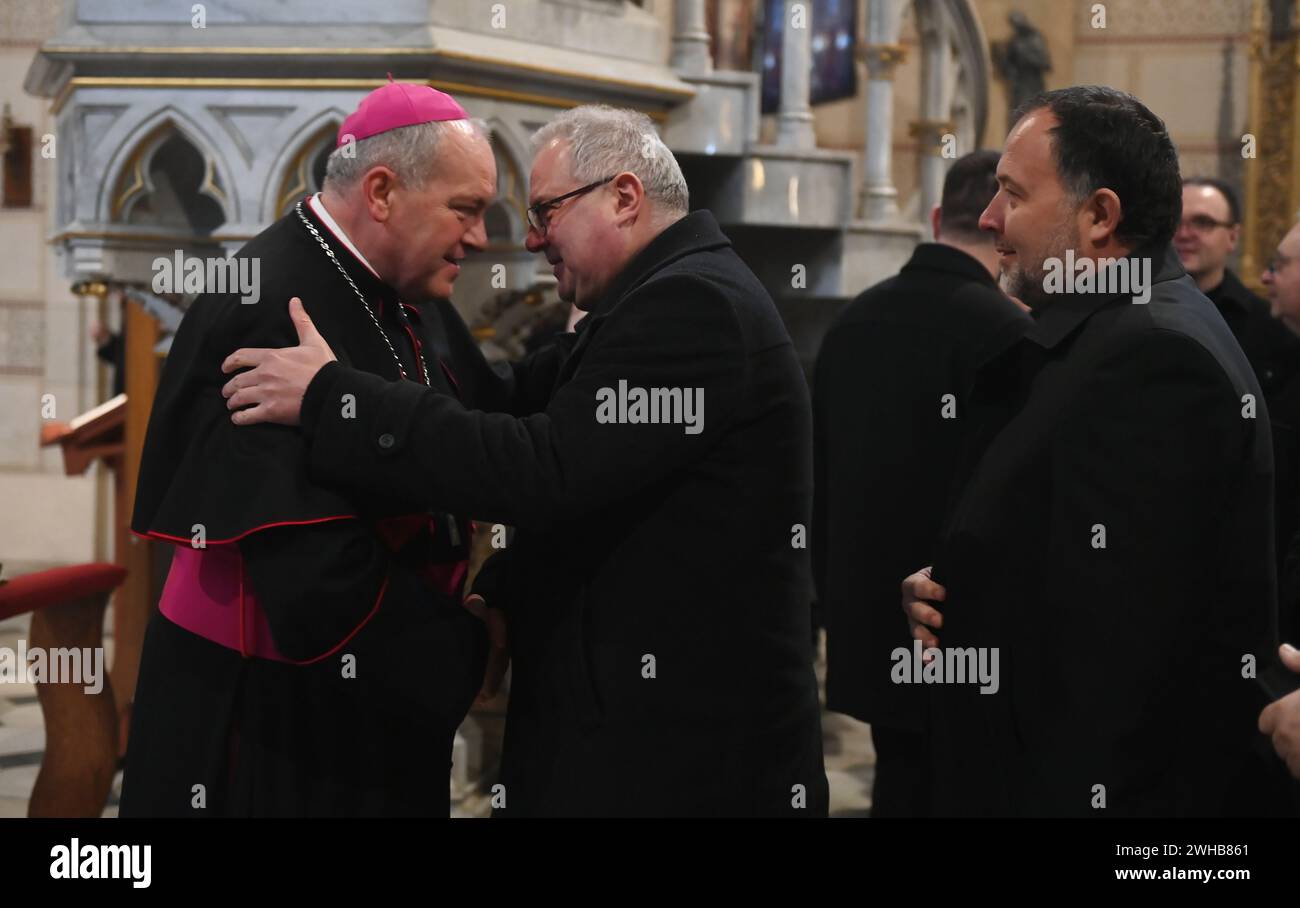 Olomouc, Repubblica Ceca. 9 febbraio 2024. Josef Nuzik (a sinistra), l'attuale amministratore dell'arcidiocesi di Olomouc, è stato nominato arcivescovo di Olomouc, il 9 febbraio 2024, St Cattedrale di Venceslao a Olomouc, Repubblica Ceca. Crediti: Ludek Perina/CTK Photo/Alamy Live News Foto Stock