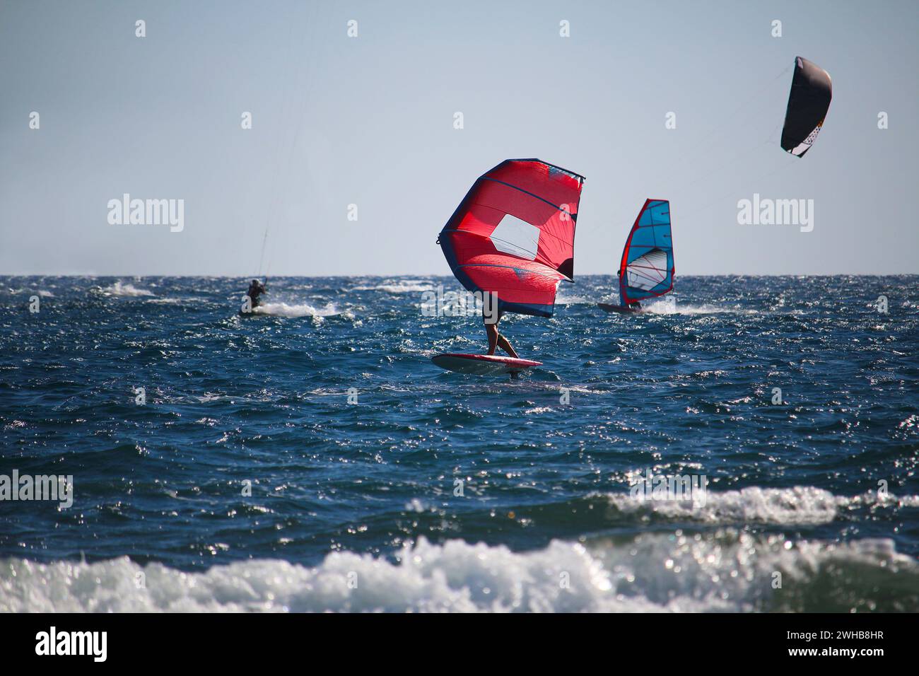 Sport acquatici windsurf, aliscottaggio e kiteboarding nell'Oceano Atlantico (Tenerife, Spagna) Foto Stock