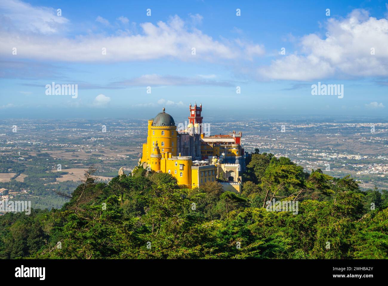 Pena palace sulla sommità di una collina a Sintra, Portogallo Foto Stock